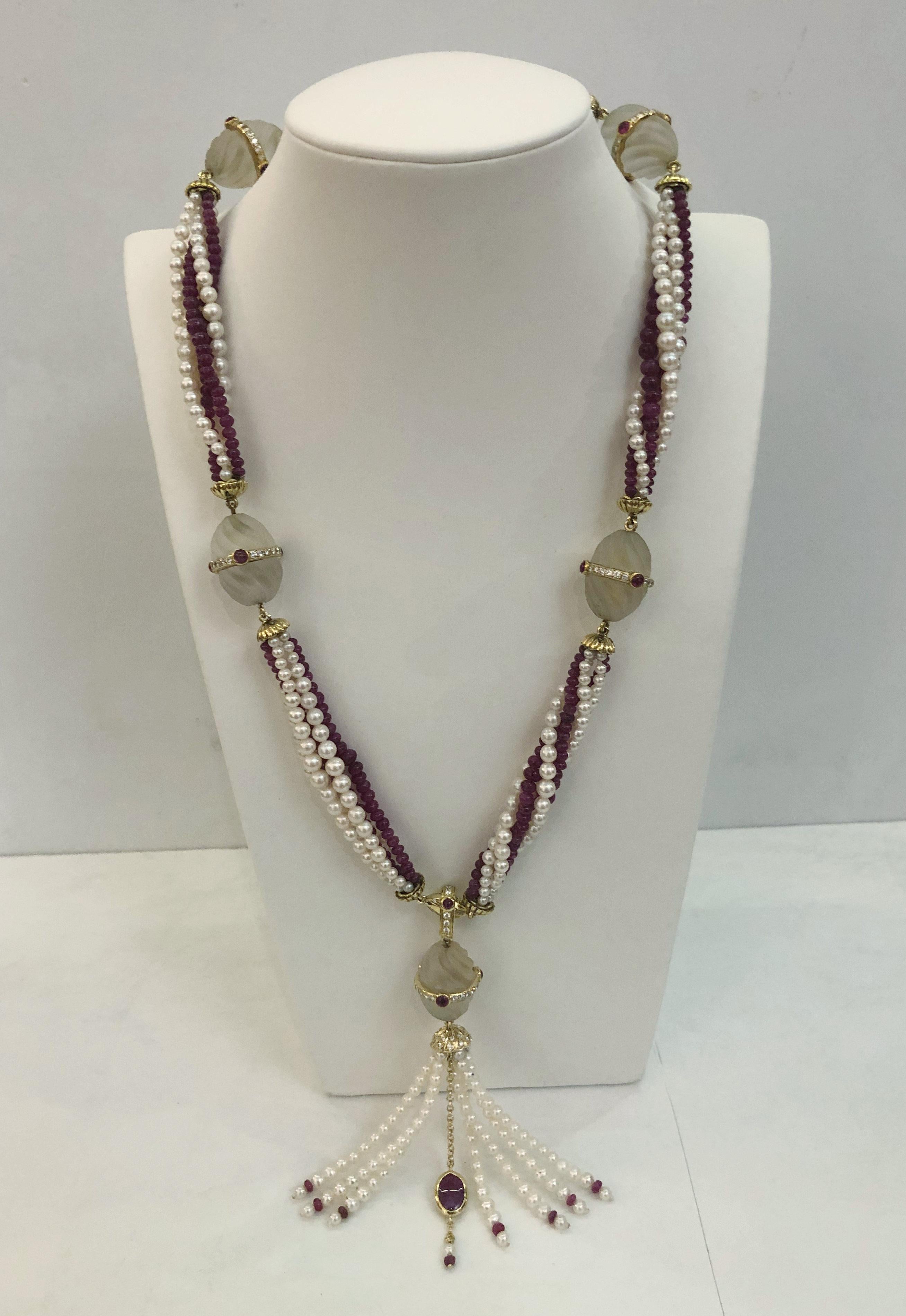 Vintage Italian necklace with pearls, rubies and 5 oval rock crystal elements, finished with 18 karat gold and diamonds for a total of 3 karats.
The pendant is detachable with a 3.76 karat cabouscon ruby.
Made in Italy / 1960-1970s
Necklace length