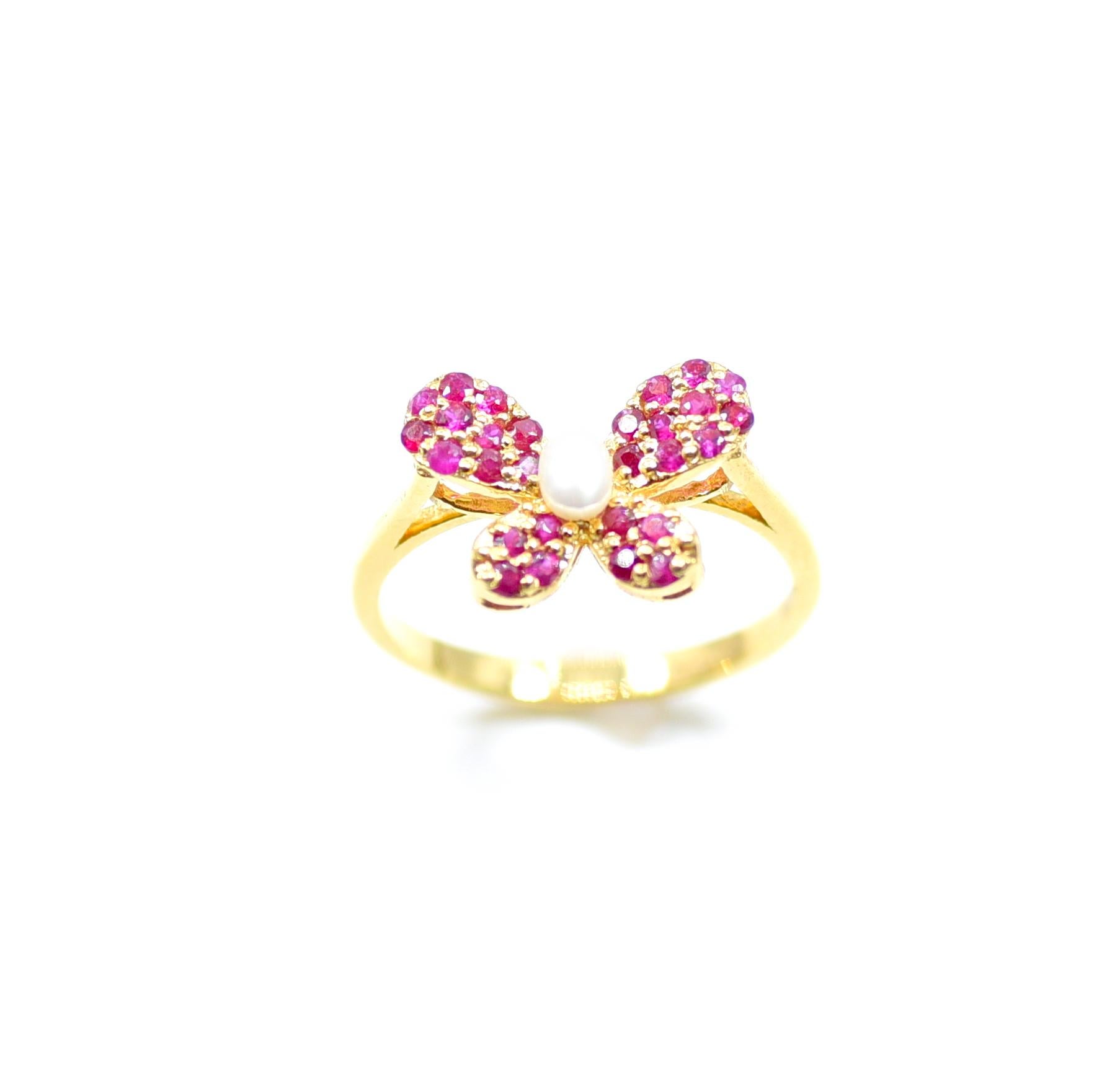 This Vintage like Pearl ruby Butterfly Ring is a timeless design that will surely add glamour to a classy look.
Most of our jewels are made to order, so please allow us for a 2-4 week delivery.
Please note the possibility of natural inclusions in