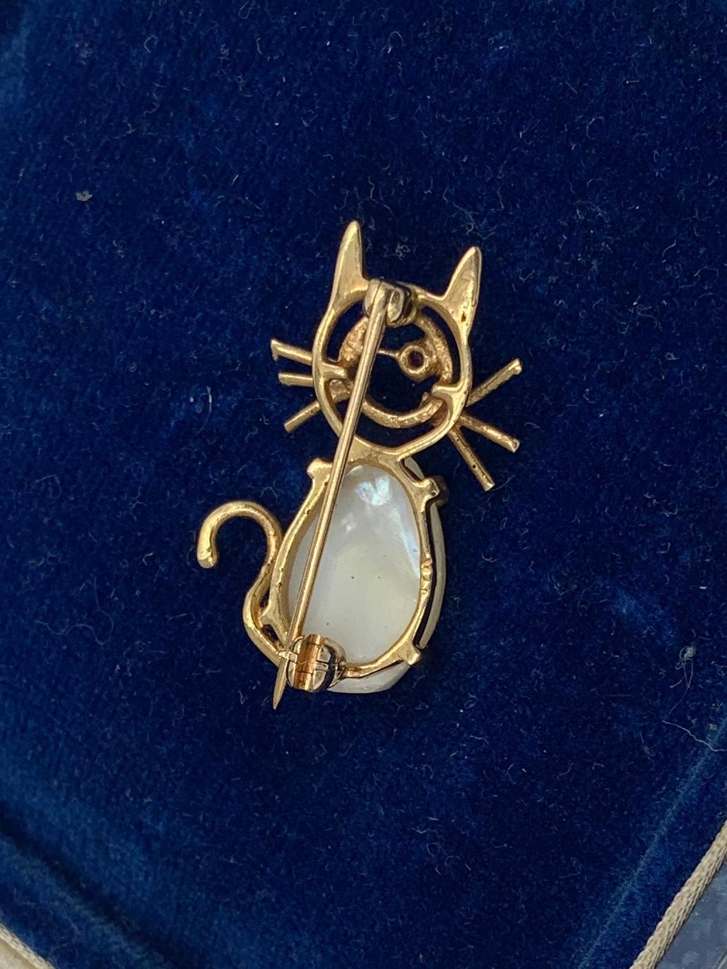 Pearl Ruby Cat Kitten Gold Brooch Pin Retro Mid-Century Modernist In Good Condition In New York, NY