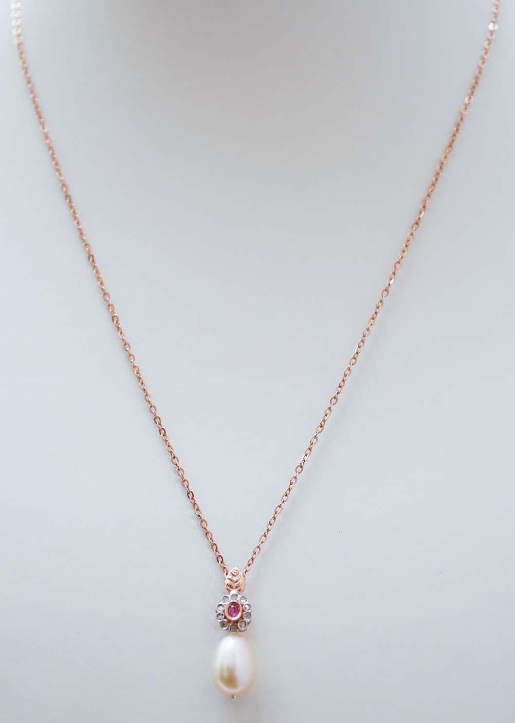 Amazing pendant necklace in 9 kt rose gold and silver structure mounted with a central ruby surrounded by diamonds and, below, a pearl.
The silver chain is included.
This pendant was totally handmade by Italian master goldsmiths and it is in perfect