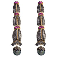 Boucle d'oreille longue en or jaune 14k avec perles et rubis et diamants pavés