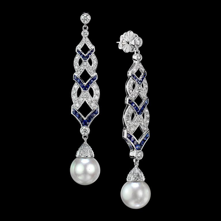 Taglio ovale Orecchini a goccia con perle, zaffiri e diamanti in stile Art Déco in oro bianco 18 carati in vendita