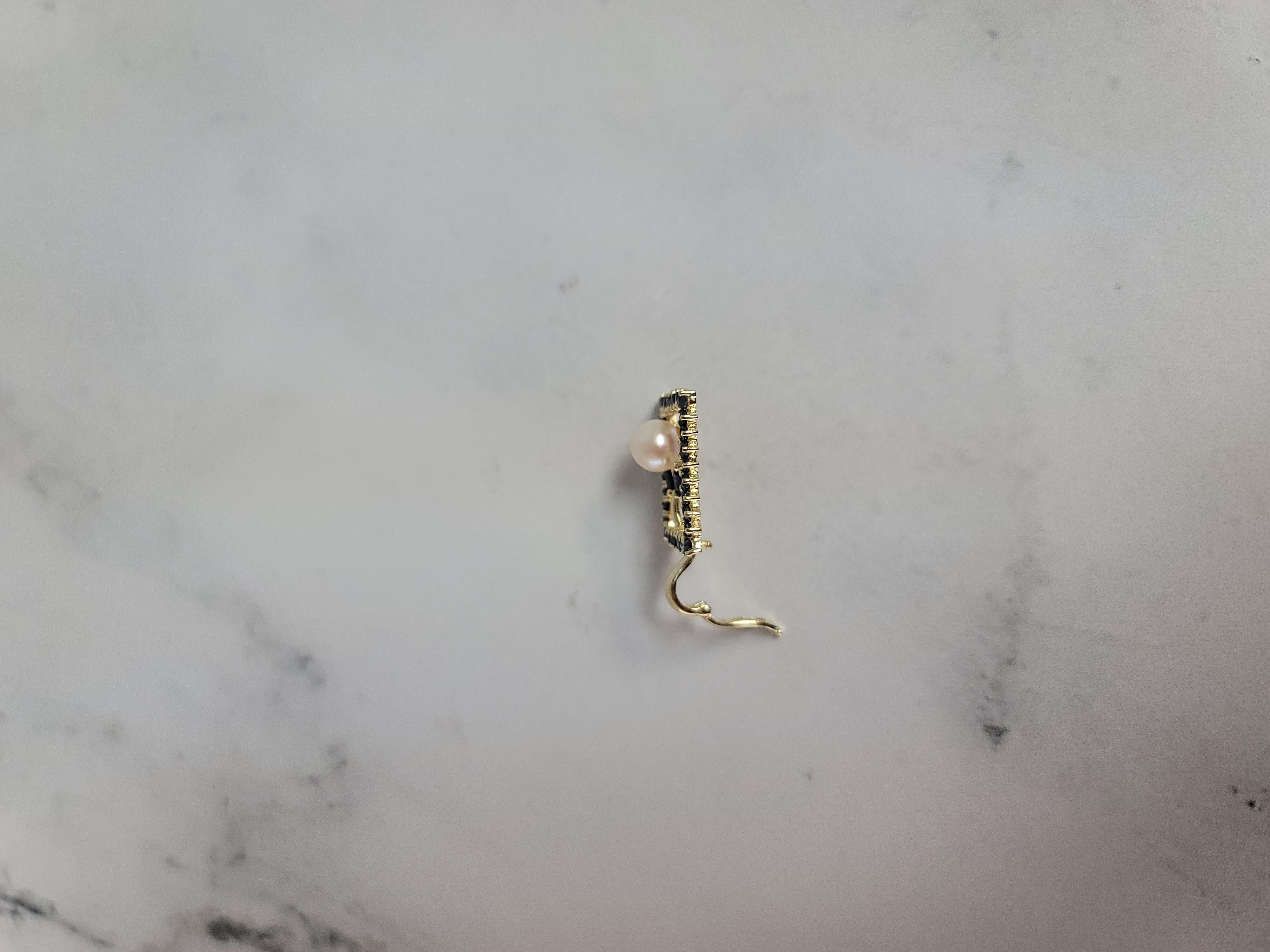 Fleur en perle et saphir à l'envers dans une monture en or jaune 14k Neuf - En vente à Sugar Land, TX