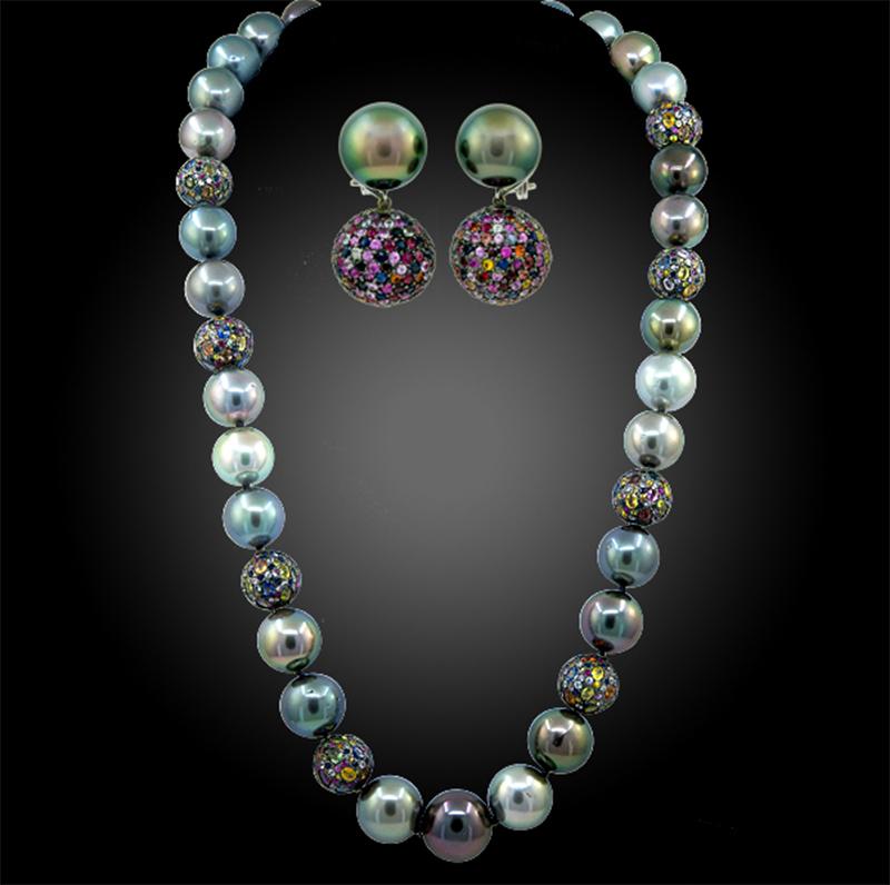 
Haume 15-17mm Perle Saphir Halskette Cabrio-Ohrringe Set. Gefertigt aus 18k Weißgold von Adria de Haume.

Das erste Stück dieser Perlen-Saphir-Hauch-Halskette, die sich in Ohrringe verwandeln lässt, ist eine Halskette mit einer 15-17 mm langen