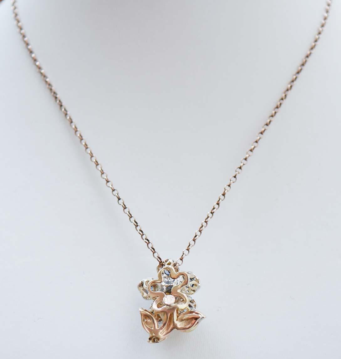 Taglio misto Perla, zaffiri, diamanti, ciondolo a forma di fiore in oro rosa 14 carati e argento. in vendita