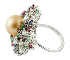 Perle, zaffiri, diamanti, smeraldi, rubini, anello in oro bianco 14 carati.