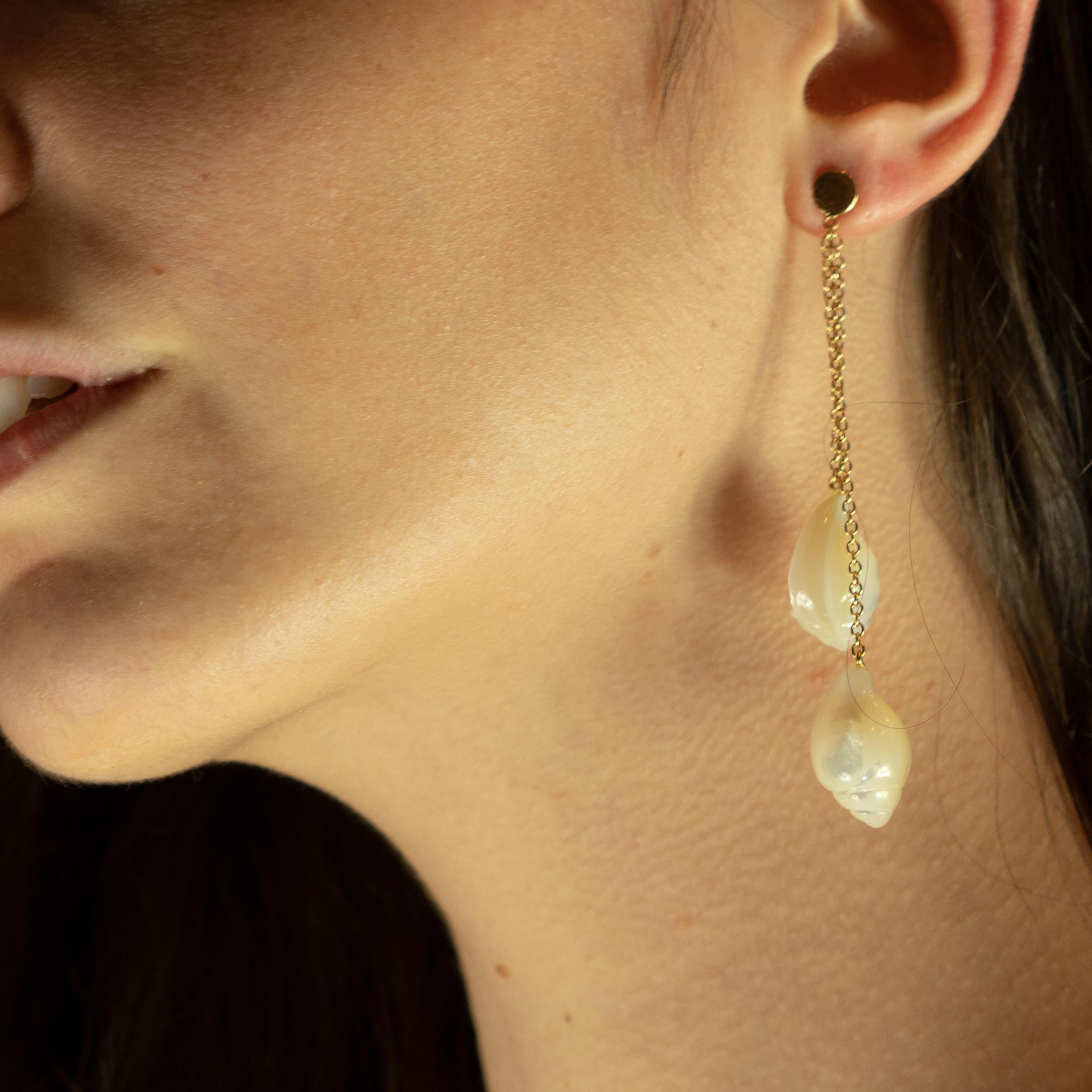 Artisan Pendants d'oreilles cocktail en or jaune 18 carats avec perles et coquillages de mer et clous en forme de clous en vente