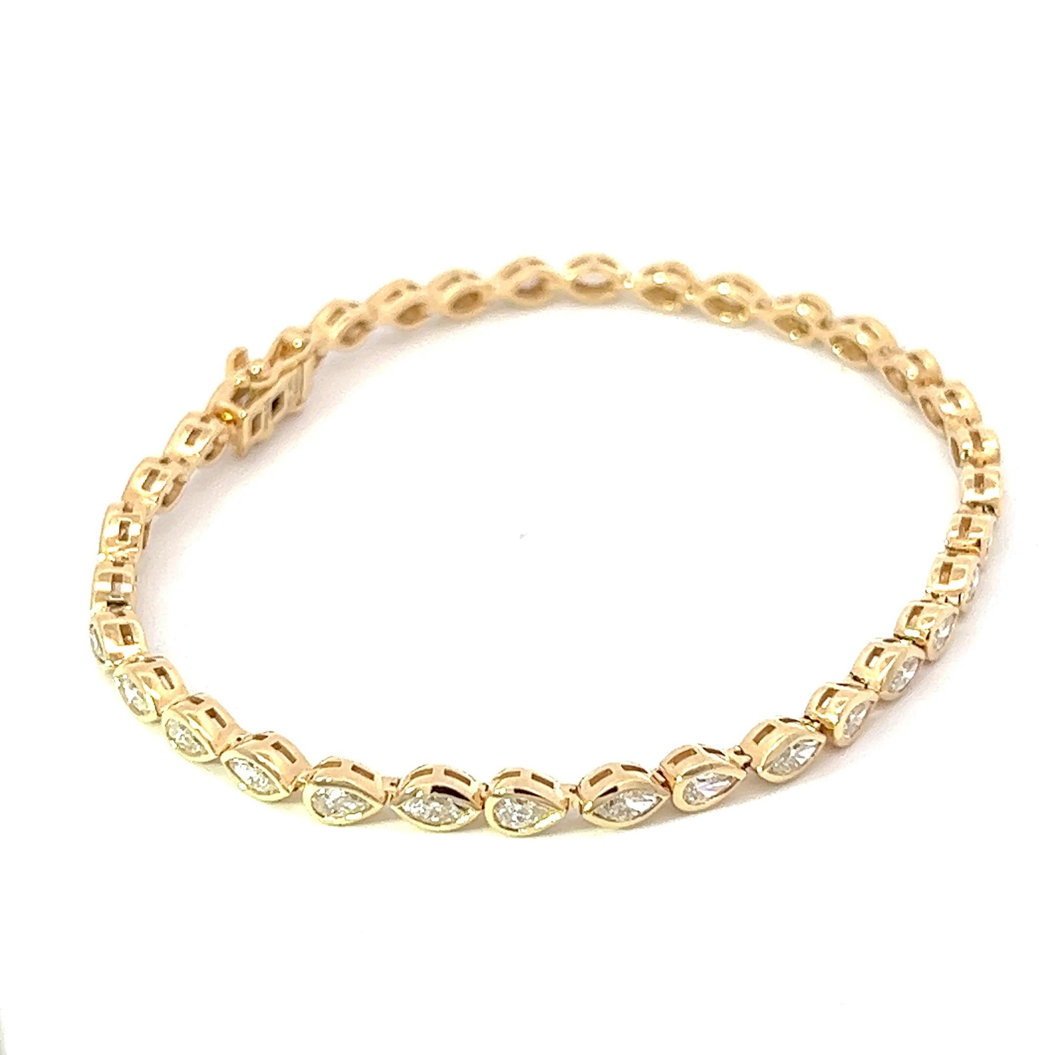 Pearl Shape Diamond Bracelet 18KY Gold Setting In New Condition For Sale In New York, NY