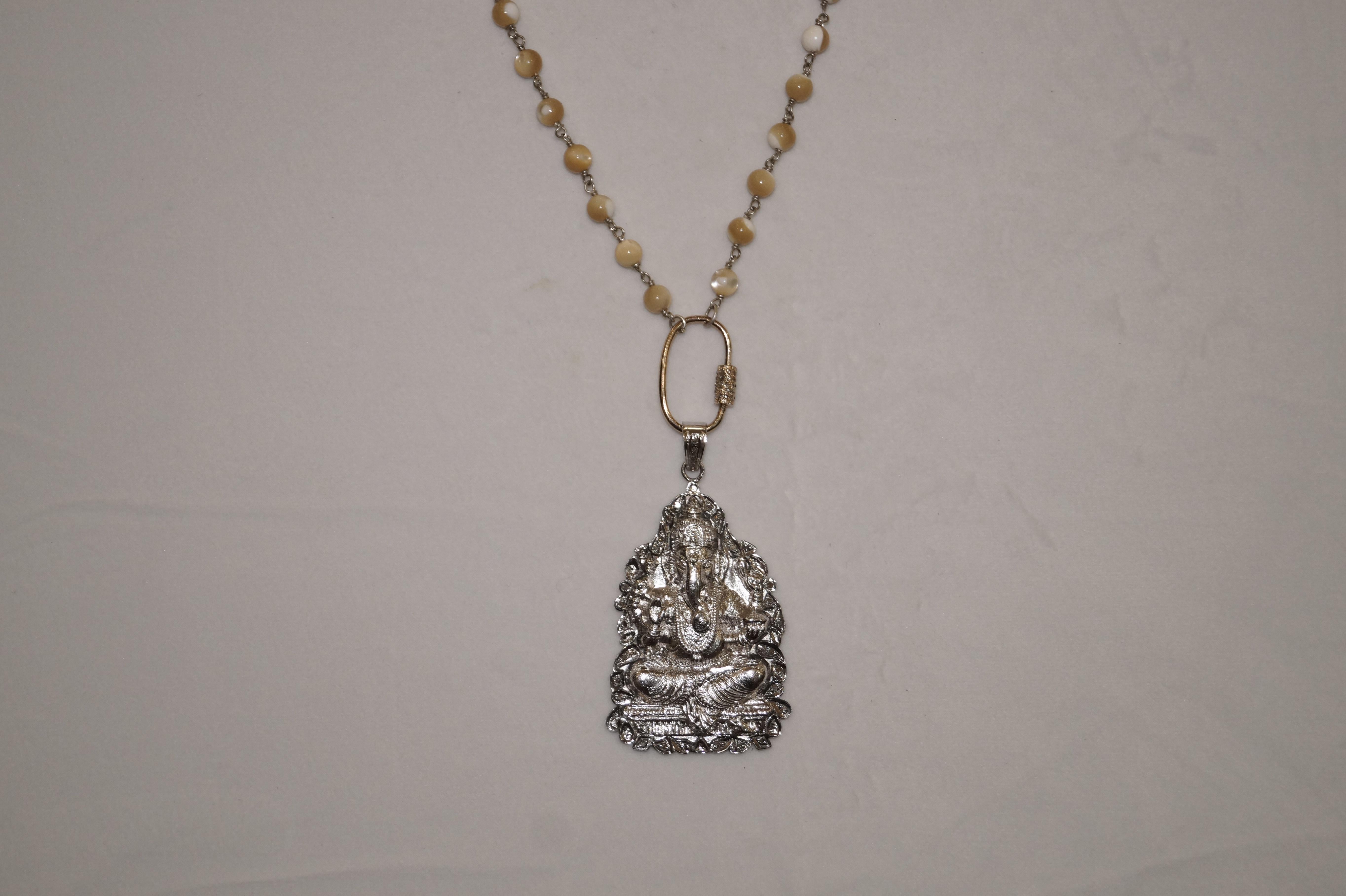 Halskette mit Perlen-Muschelperlen-Perlenkette Silber Pave Diamant Karabiner ohm Hindu-Anhänger (Zeitgenössisch) im Angebot
