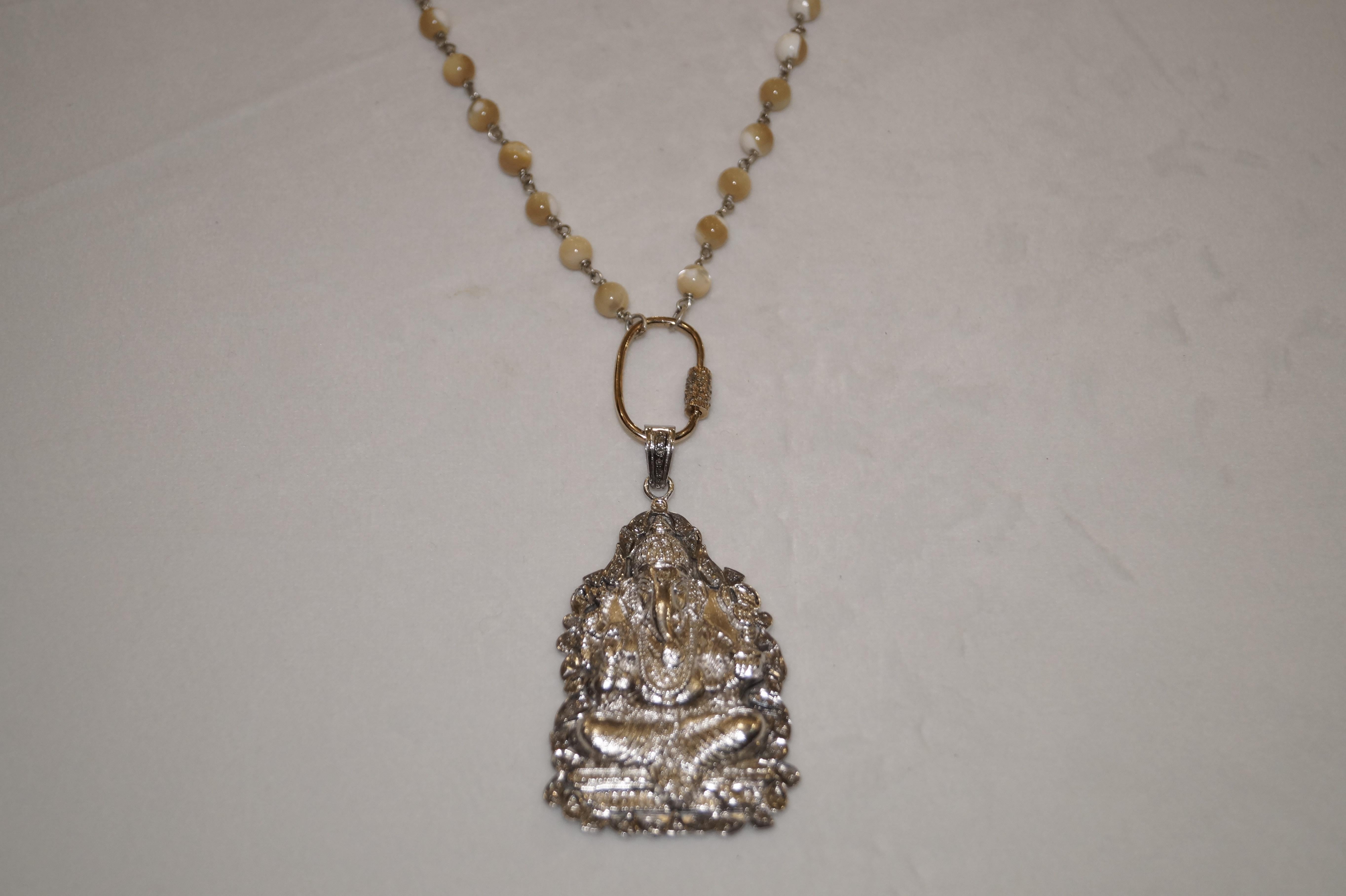 Halskette mit Perlen-Muschelperlen-Perlenkette Silber Pave Diamant Karabiner ohm Hindu-Anhänger (Gemischter Schliff) im Angebot