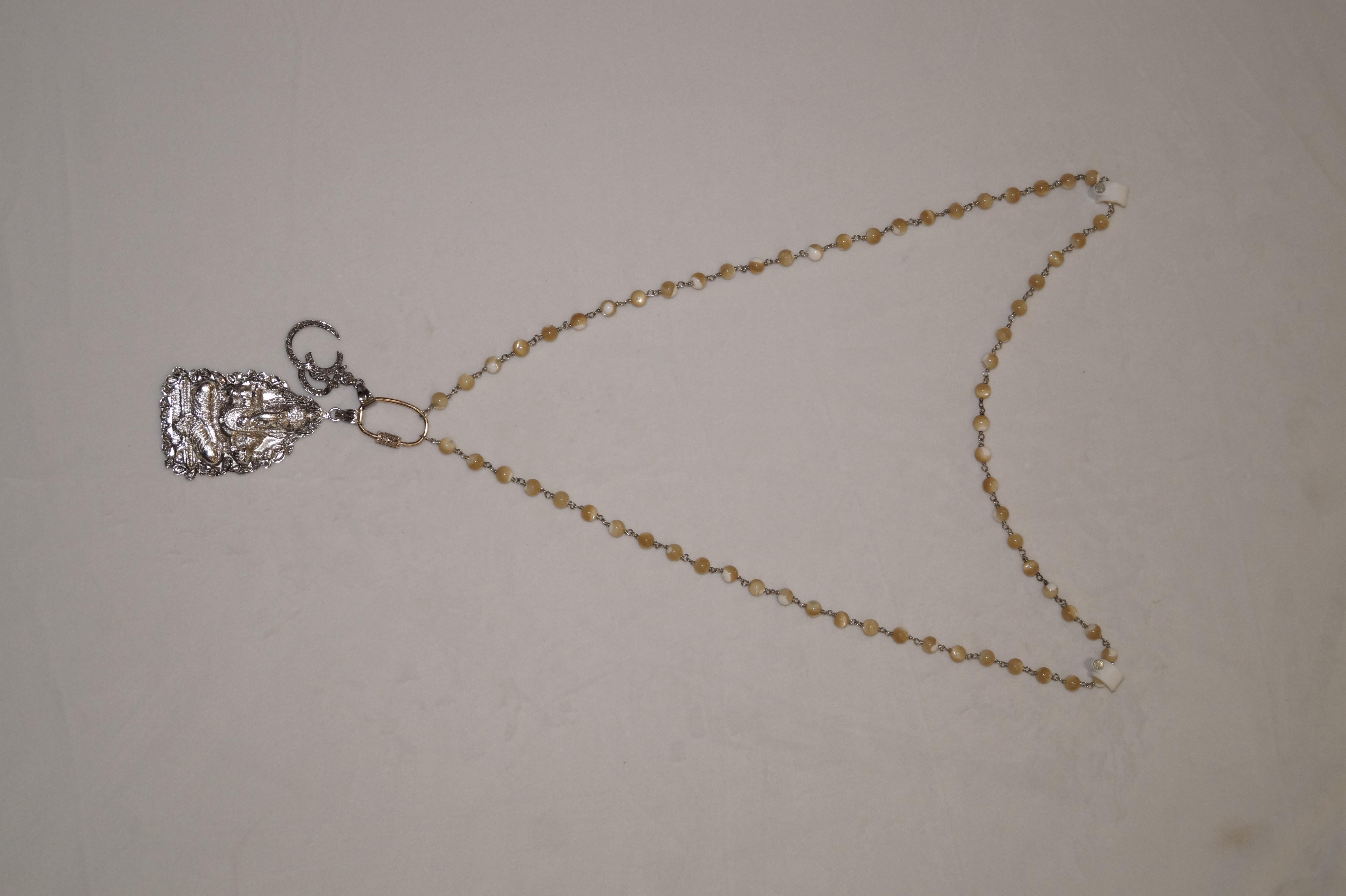 Halskette mit Perlen-Muschelperlen-Perlenkette Silber Pave Diamant Karabiner ohm Hindu-Anhänger im Zustand „Neu“ im Angebot in Delhi, DL