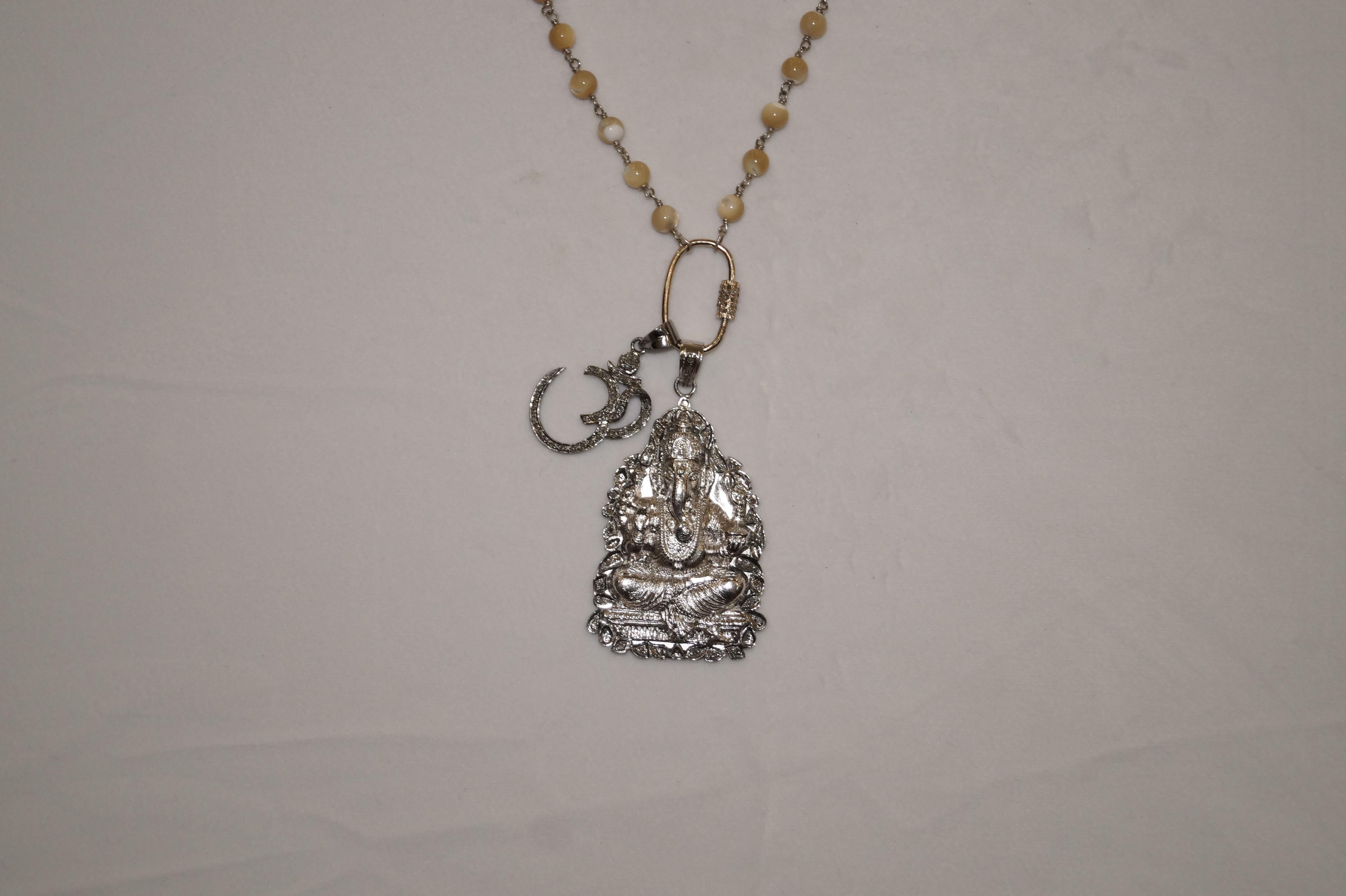 Halskette mit Perlen-Muschelperlen-Perlenkette Silber Pave Diamant Karabiner ohm Hindu-Anhänger für Damen oder Herren im Angebot