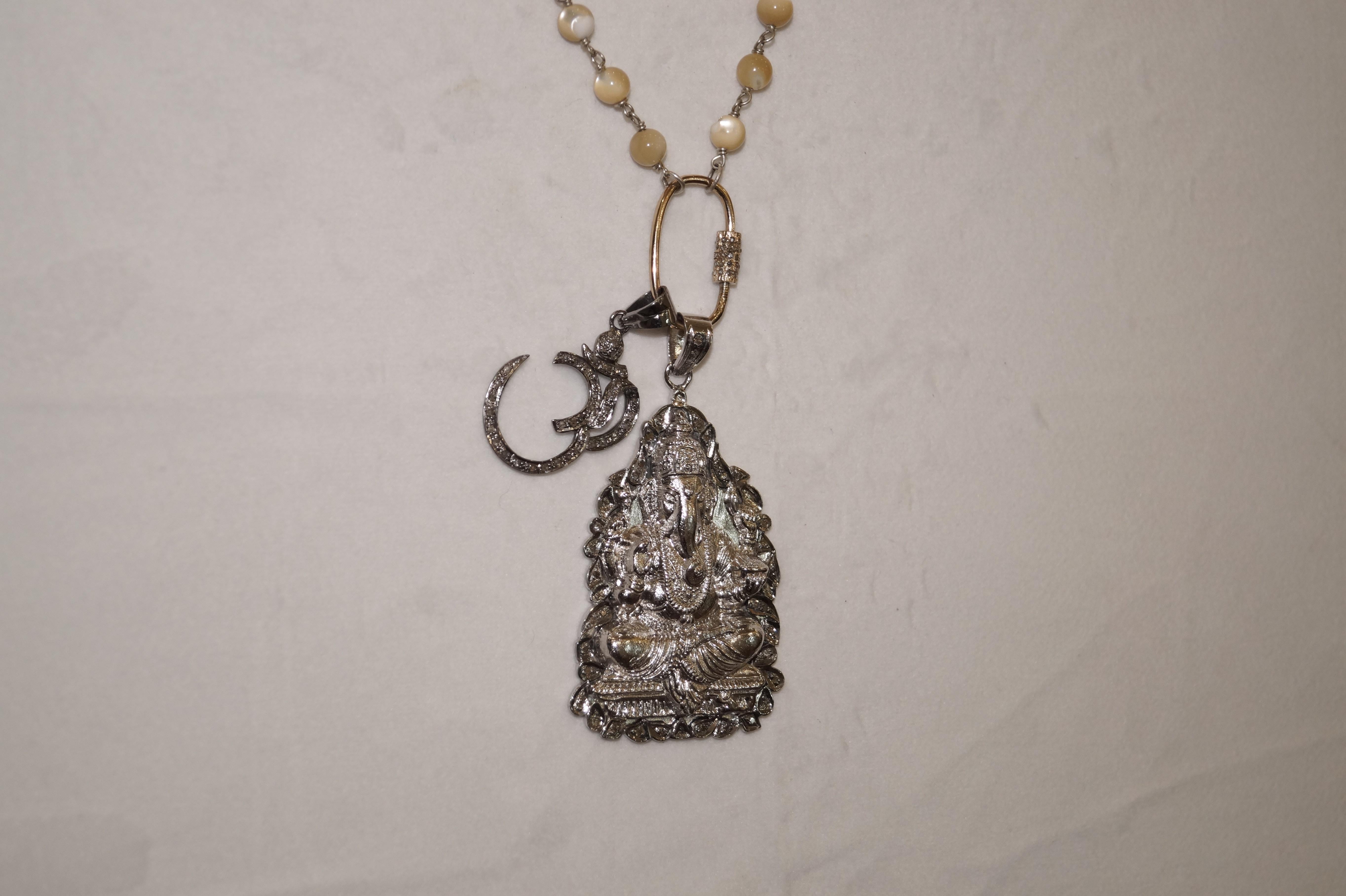 Halskette mit Perlen-Muschelperlen-Perlenkette Silber Pave Diamant Karabiner ohm Hindu-Anhänger im Angebot 1