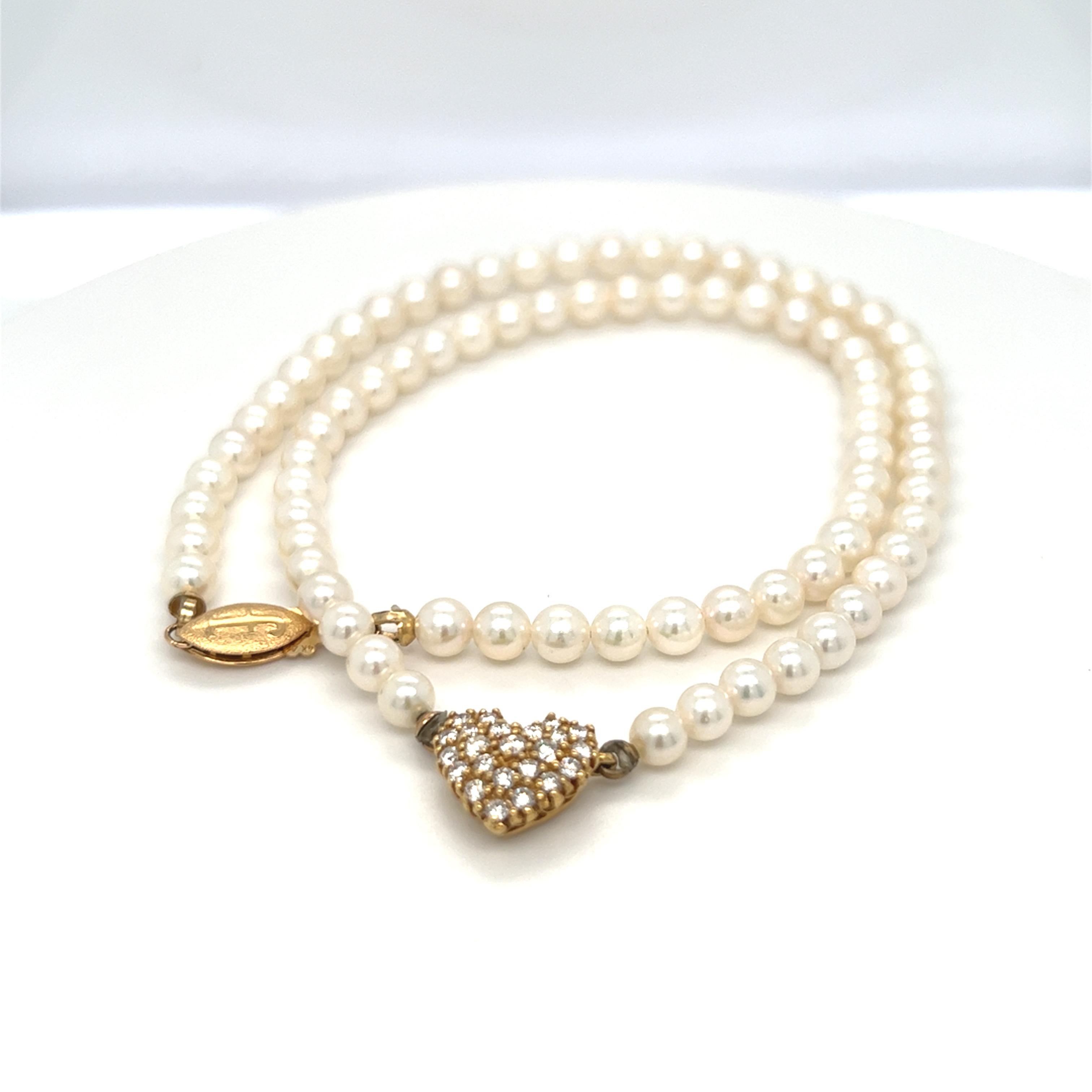Contemporaneo Collana a filo singolo di perle con ciondolo a cuore con diamanti a grappolo in vendita