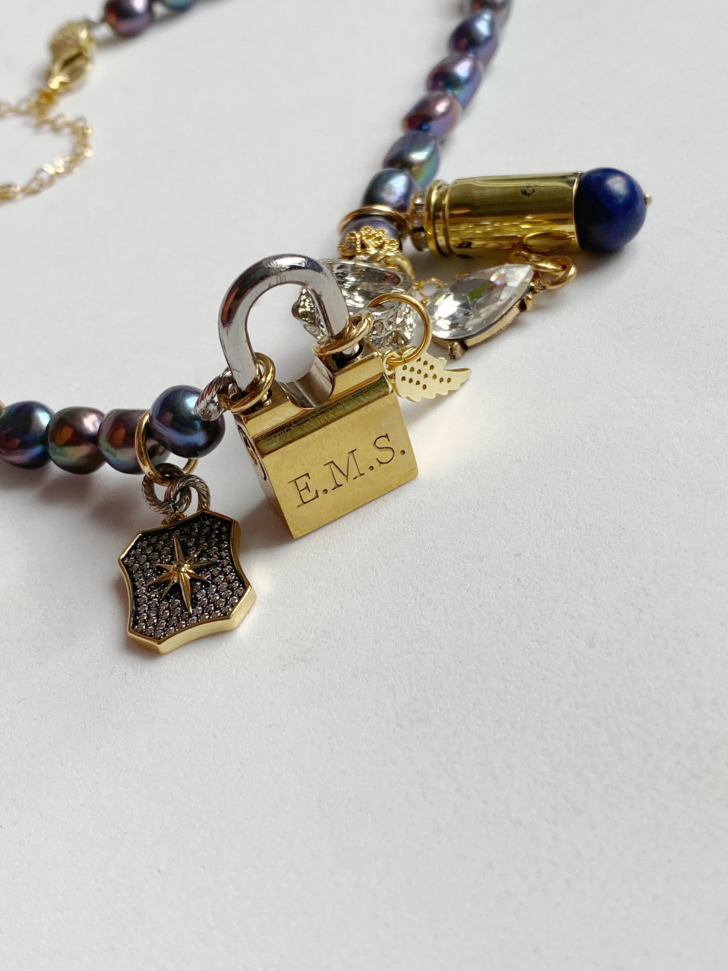 Collana multi charme con perle, teschi e lucchetti dorati In condizioni Nuovo in vendita a BOGOTÁ, CO