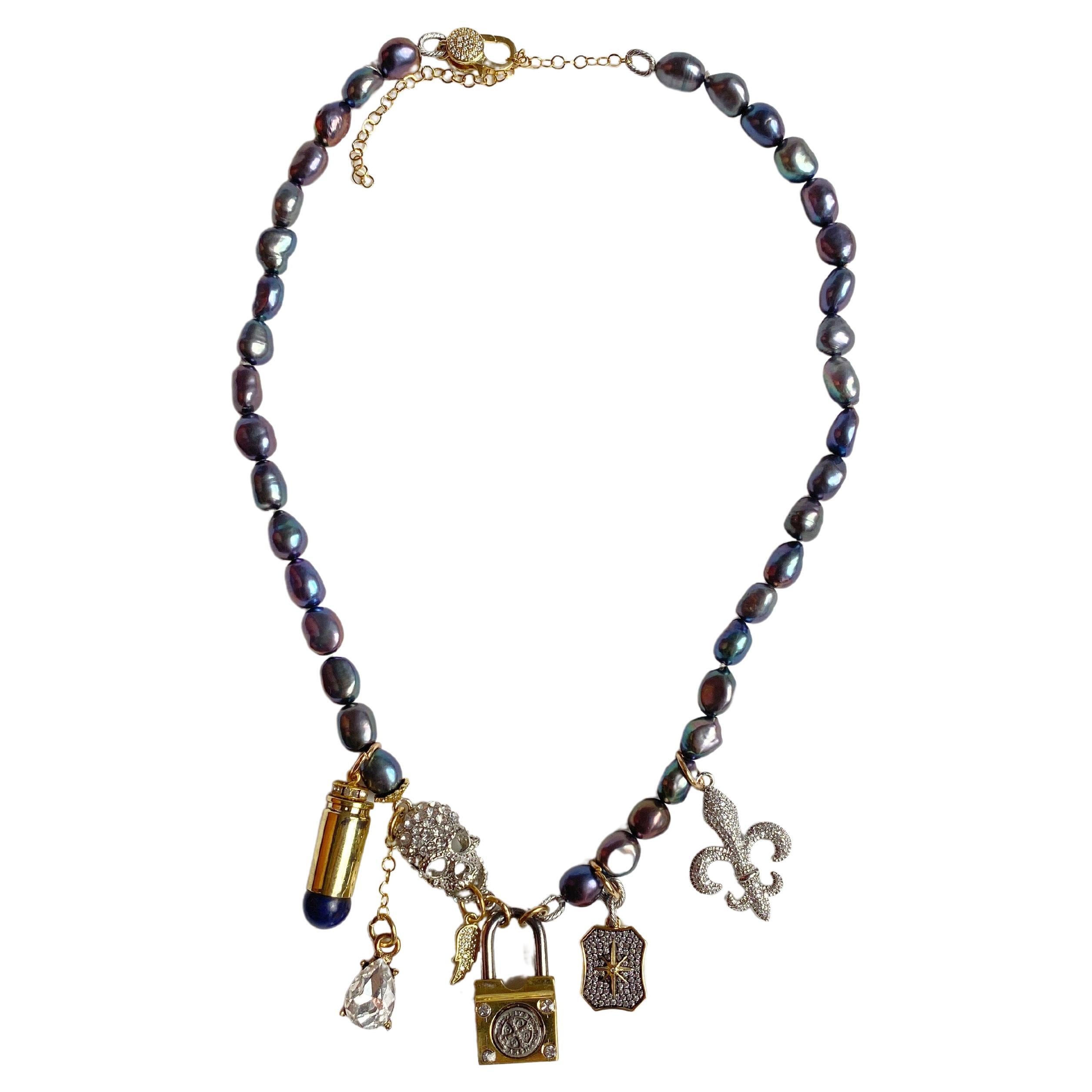 Collier multi breloques en perles, tête de mort et cadenas doré