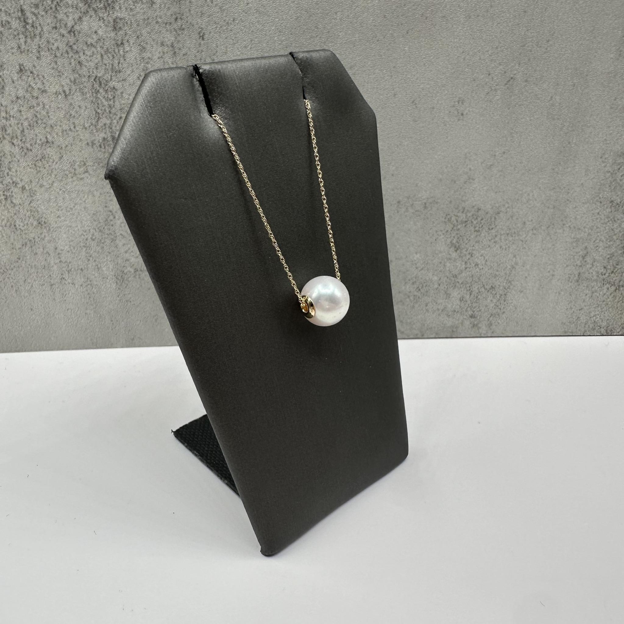 Cet élégant collier coulissant à perles en or jaune 14kt présente une perle lustrée d'environ 9,5 mm pour une sophistication intemporelle. Mesurant 18 pouces de long et doté d'un fermoir à anneau à ressort, il offre un port polyvalent et