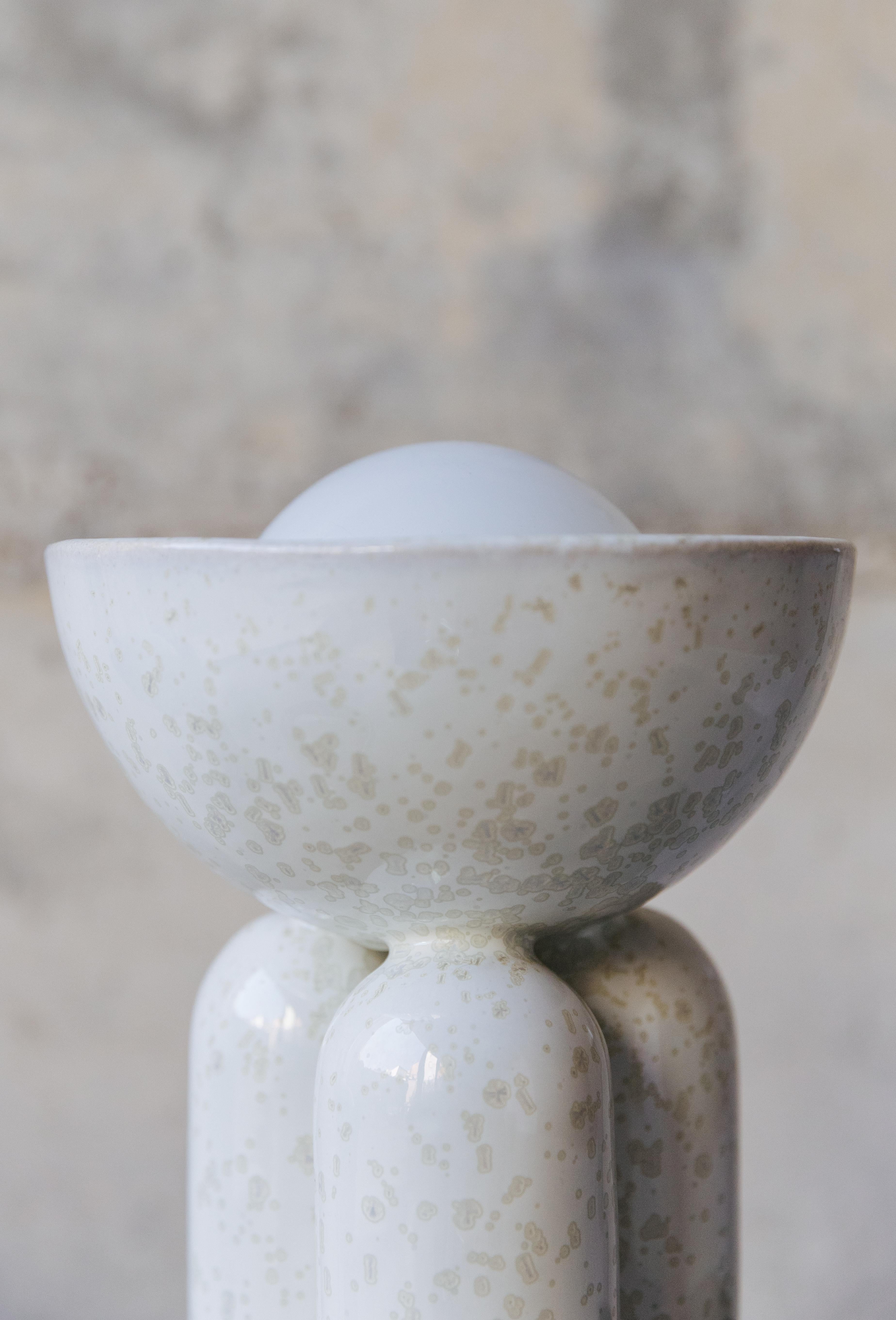 Petite lampe semi-sphérique perlée de Lisa Allegra en vente 1
