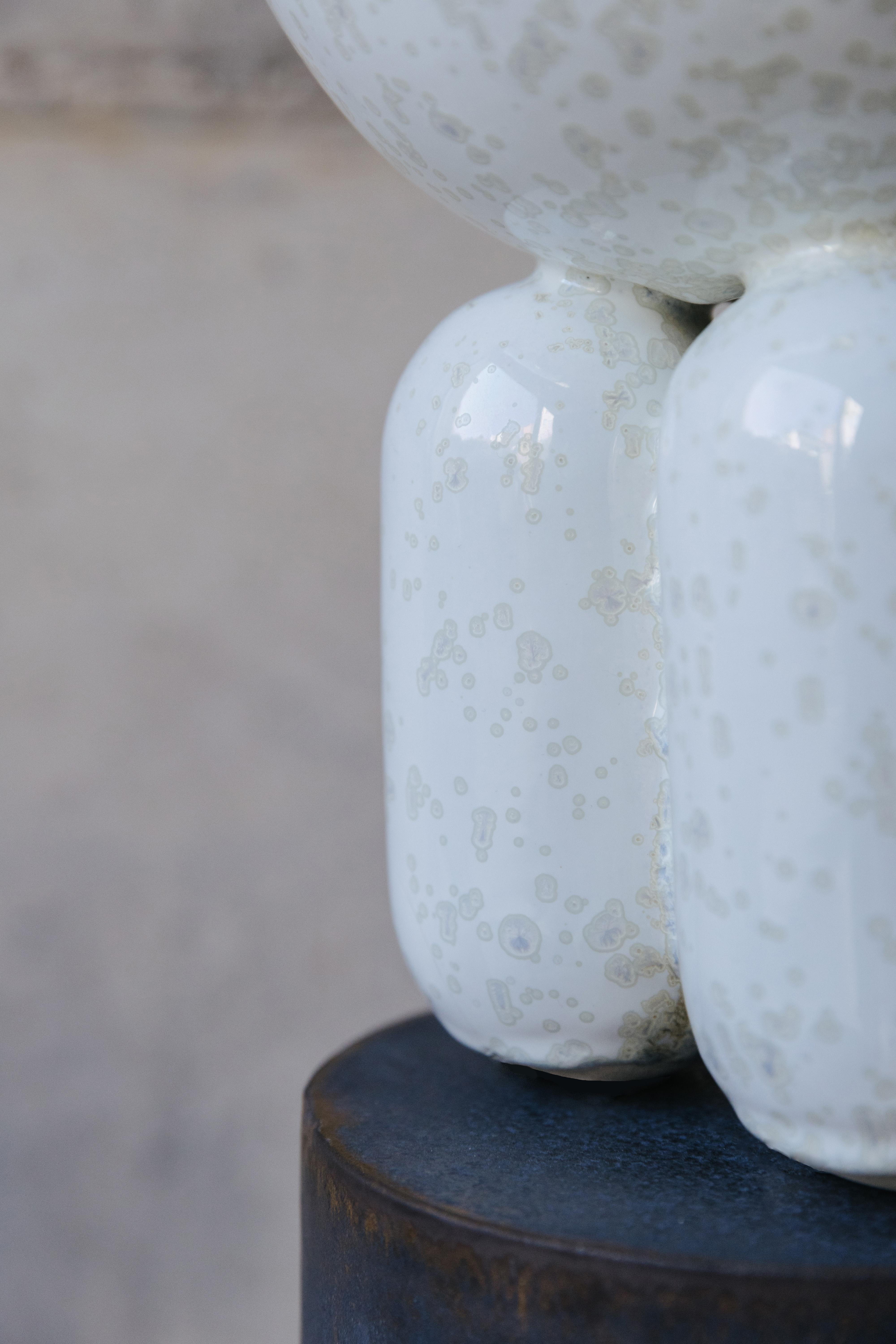 Petite lampe semi-sphérique perlée de Lisa Allegra en vente 3