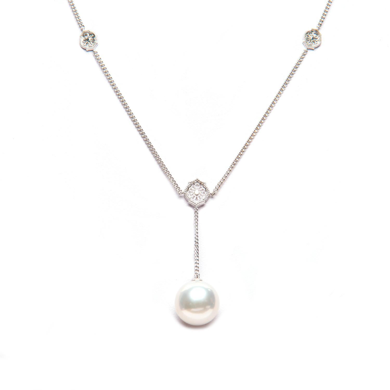 The ‘Mauresque’ Pearl Necklace by Natalie Barney features a 12mm Freshwater Pearl with small Arabesque shape settings. It is a classical piece and comes with the matching drop earrings. Can be worn at both 42cm and 45cm.

Made in sterling silver.