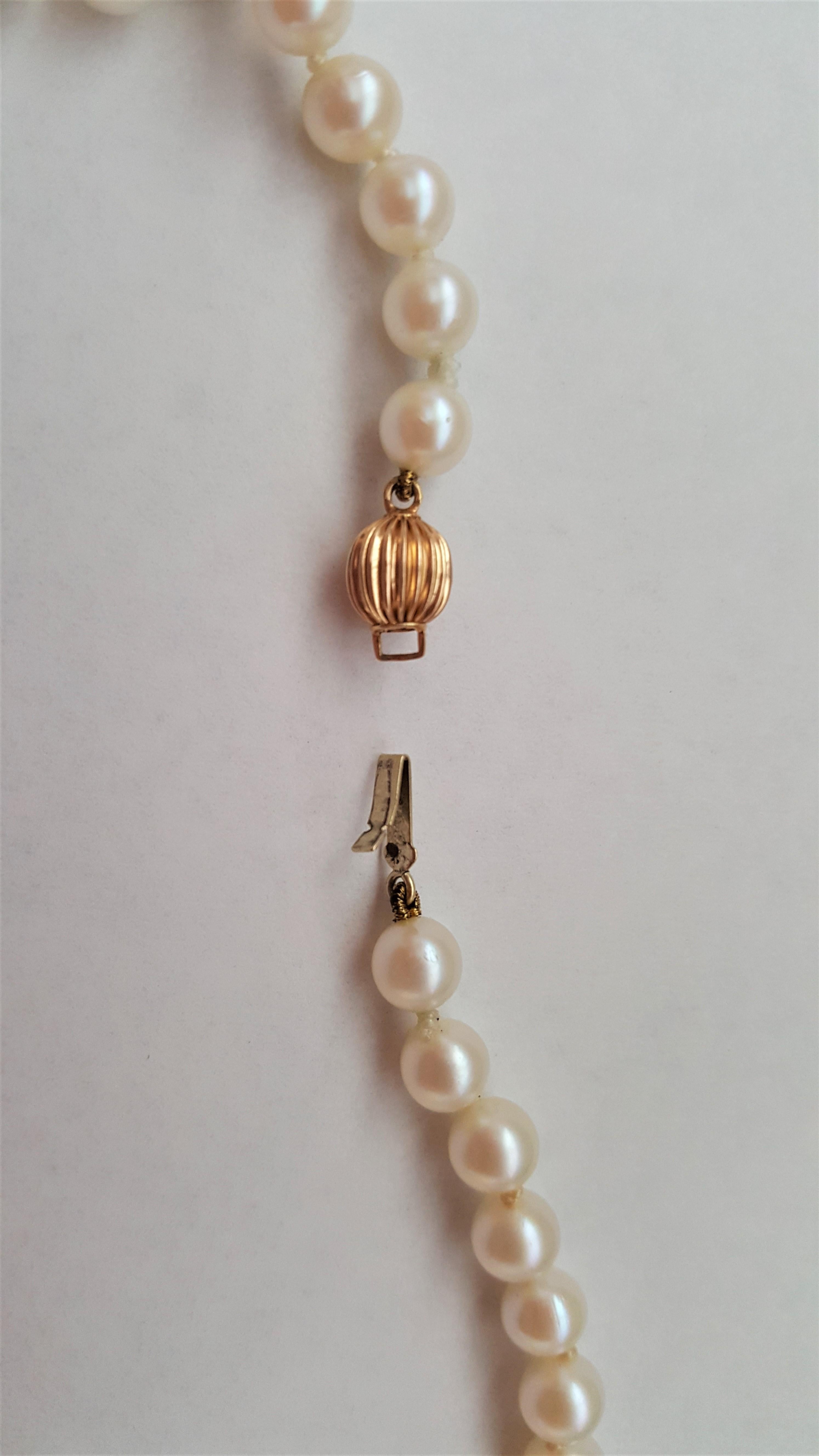 Modern Cultured Pearl Strand Grade A White Cream Pearls 14kt Yellow Gold Beads, 31 Inch For Sale