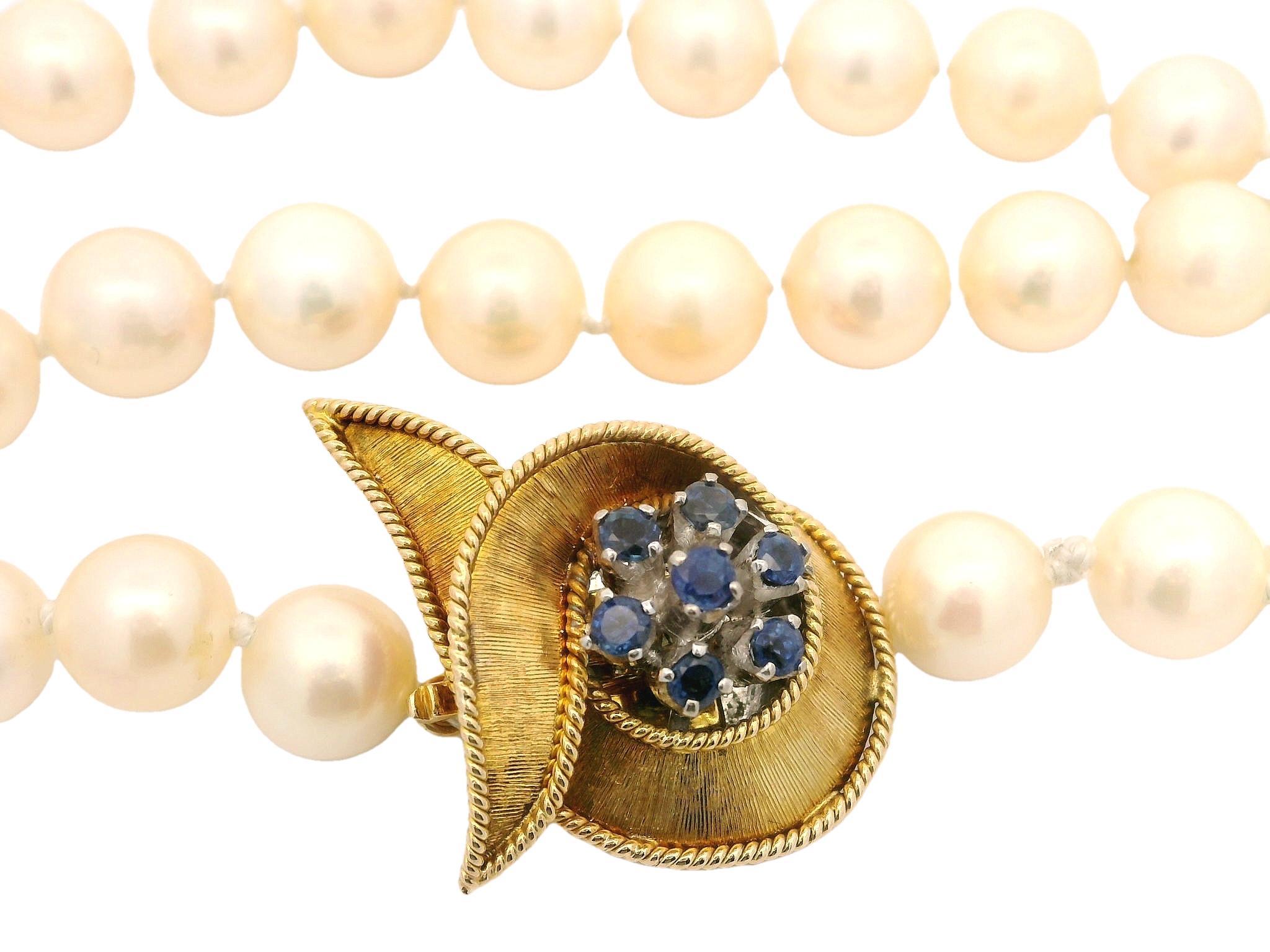 --Pierre(s) :...
(65) Perles de culture authentiques - forme ronde - Whiting - belle couleur blanche avec reflets roses - 7.3-7.8mm chaque (approx.)
(7) Saphirs véritables naturels - taille ronde et brillante - sertis - très belle couleur bleue -