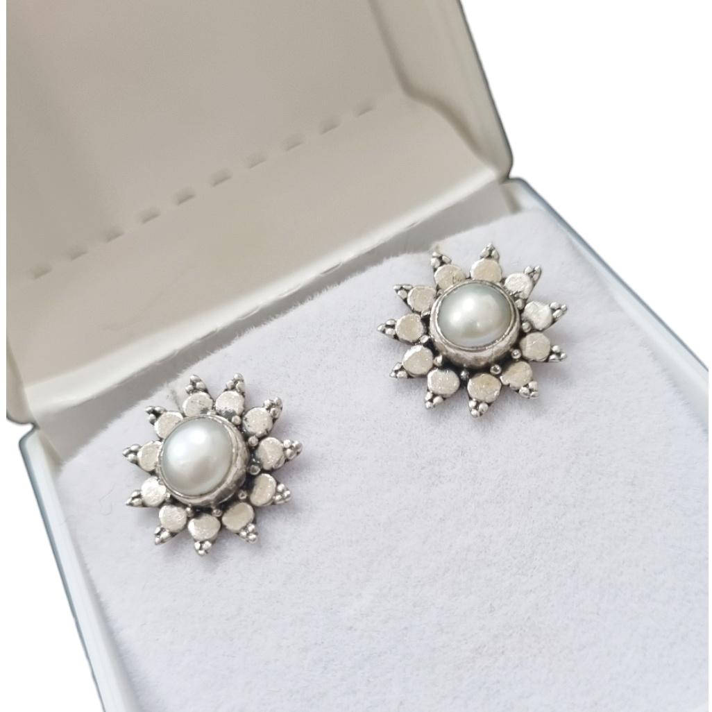 Round Cut Pearl Stud Earrings For Sale