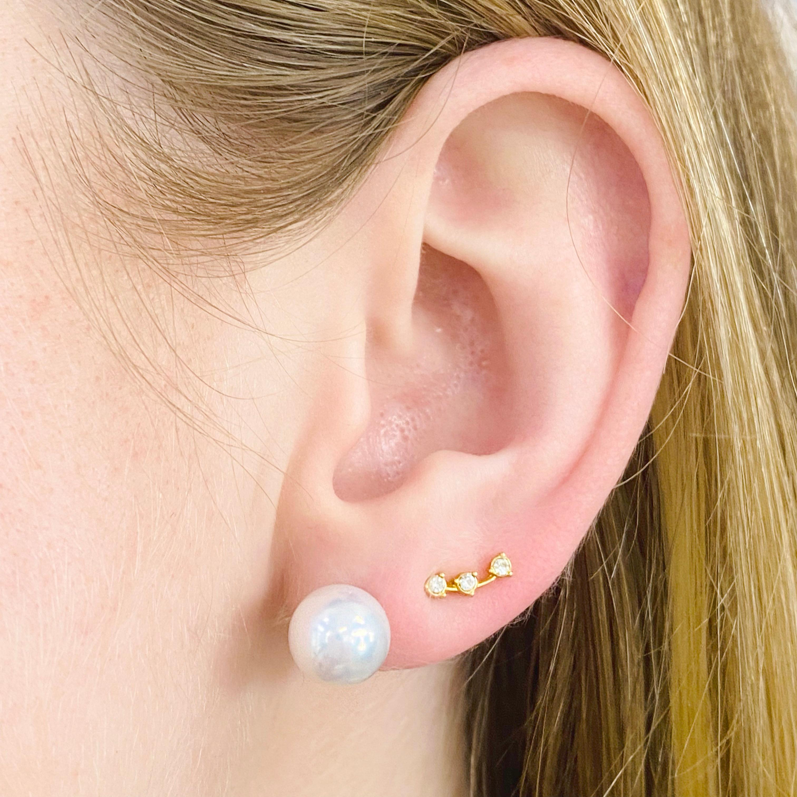 Ces boucles d'oreilles en perles Akoya du Japon de 10 millimètres sont éblouissantes. La couleur est si blanche qu'elle est presque argentée. Ils sont parfaitement assortis et d'excellente qualité. Les détails de ces superbes boucles d'oreilles sont