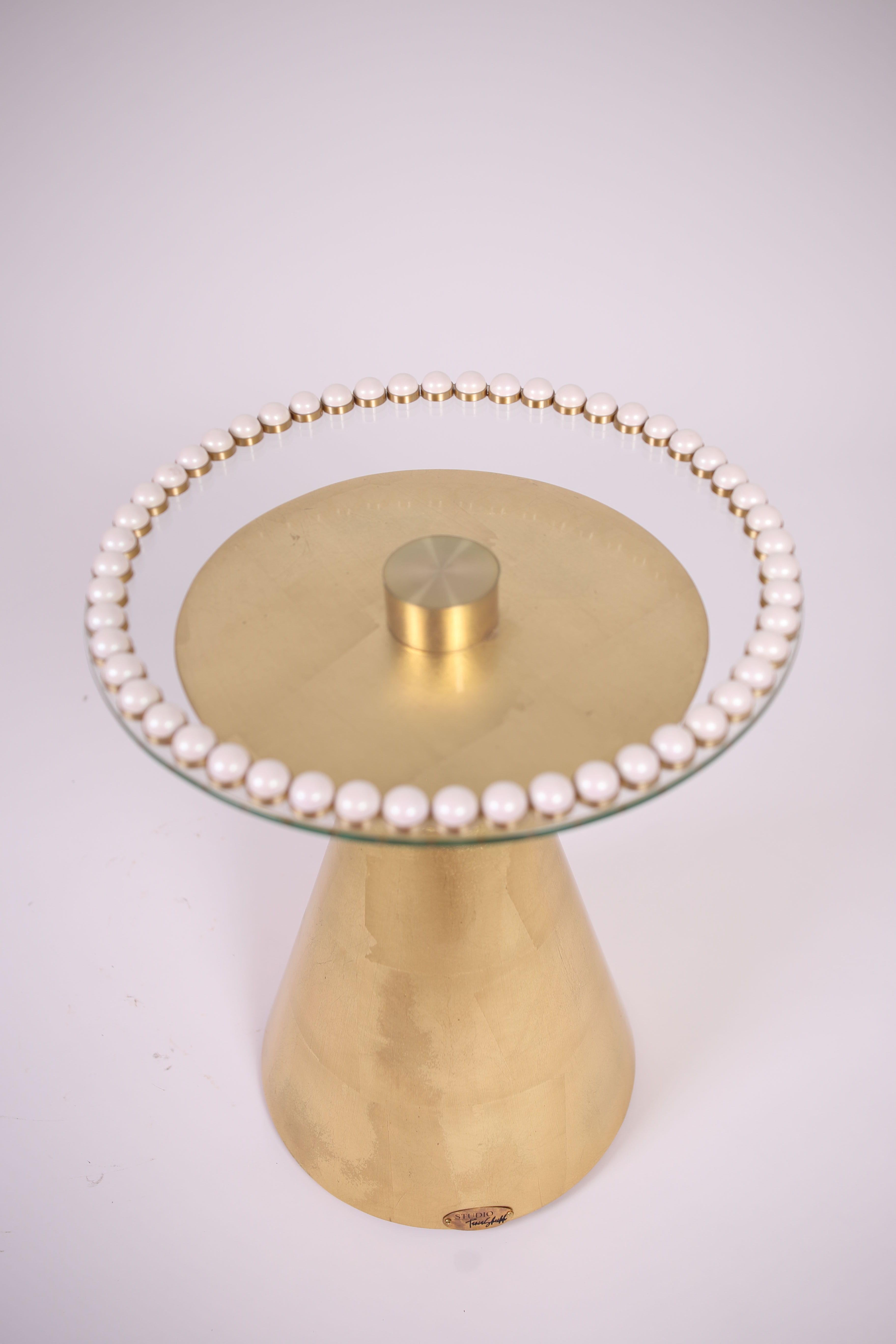 Voici nos tables d'appoint en imitation de perles à feuilles d'or, une pièce luxueuse qui incarne la beauté complexe des perles d'eau douce. Ces tables d'appoint ornées de bijoux sont un véritable reflet de l'élégance et de la sophistication. Elles