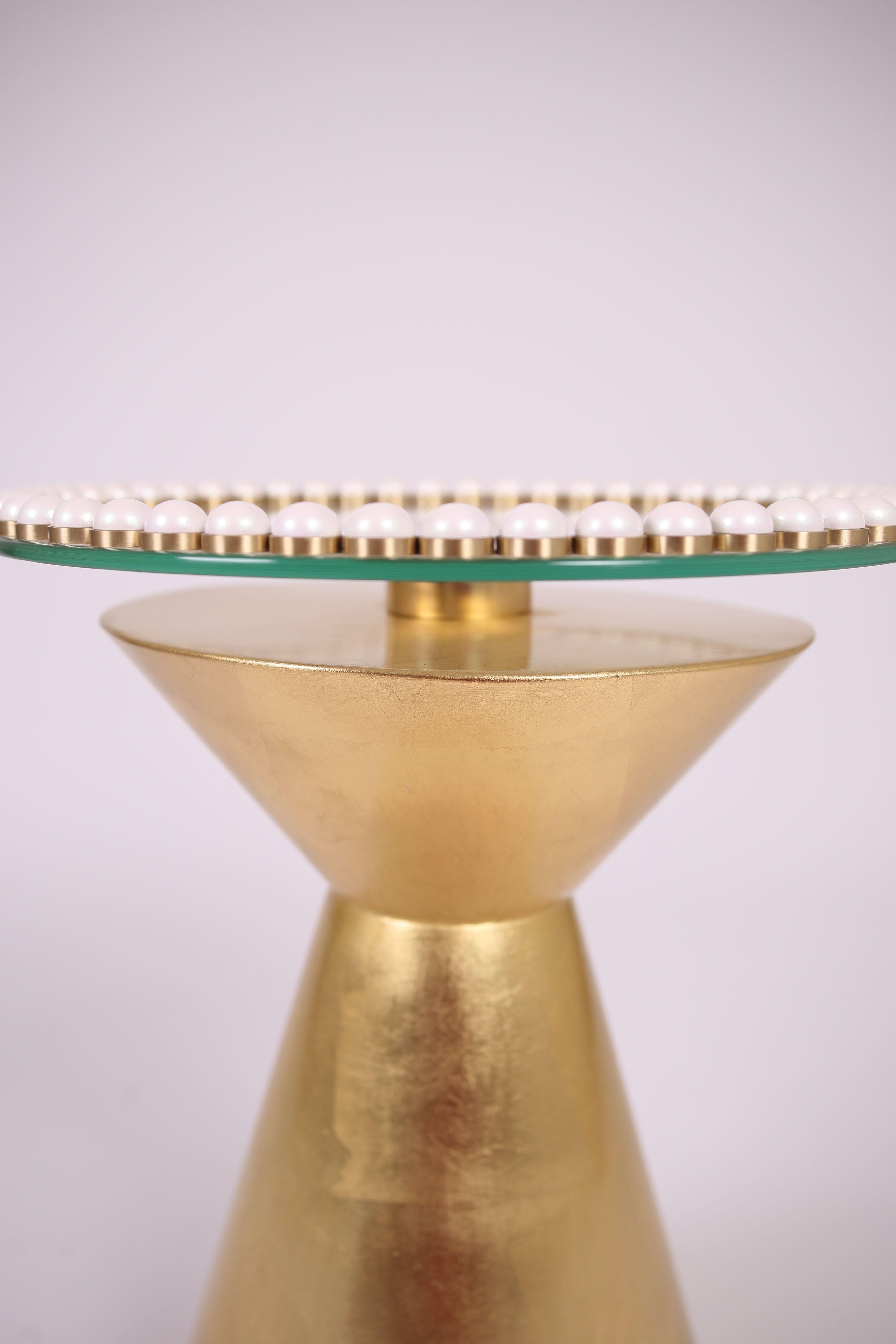 Asiatique Table d'appoint artisanale en feuilles d'or bordée de laiton et ornée de perles en vente