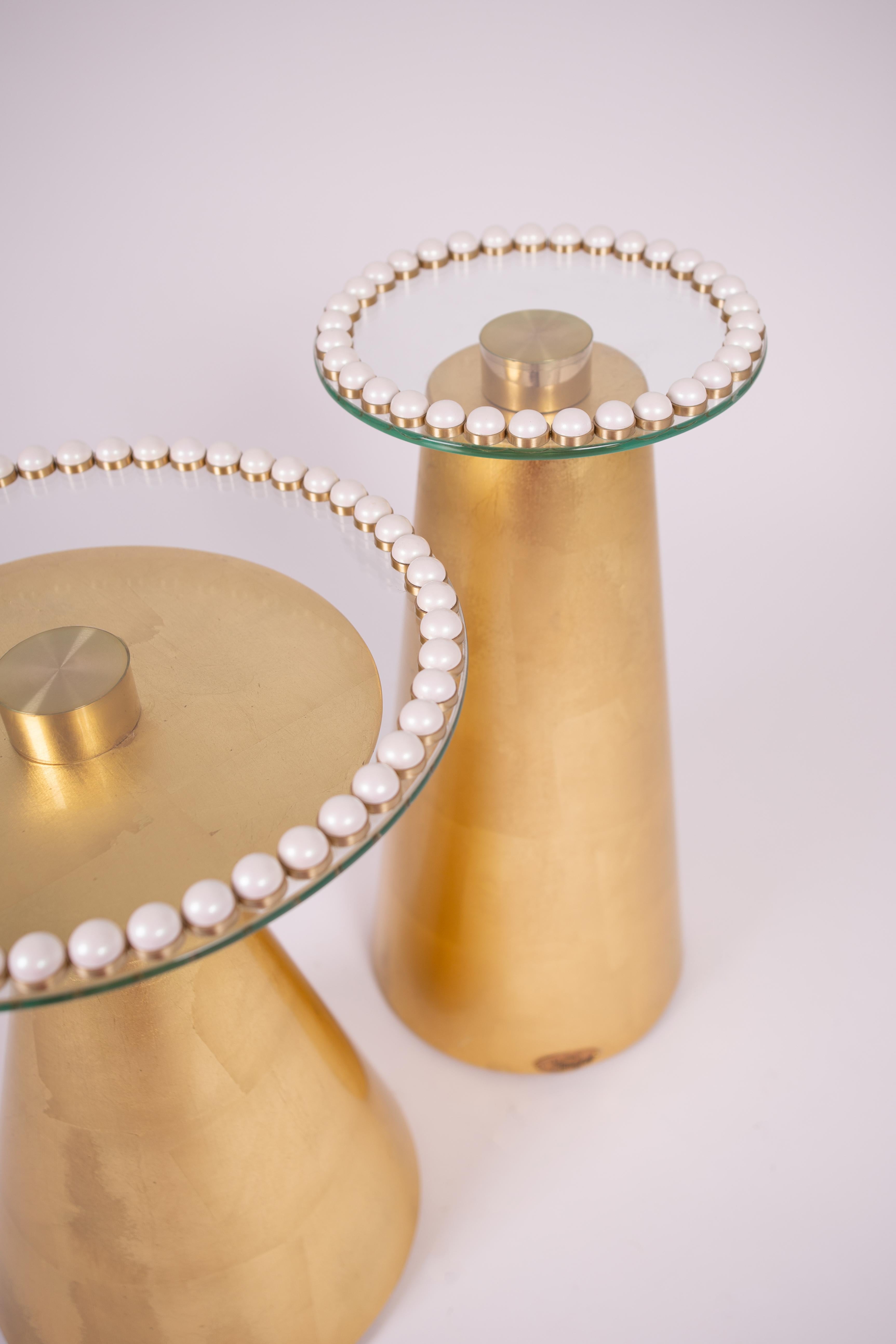 XXIe siècle et contemporain Table d'appoint artisanale en feuilles d'or bordée de laiton et ornée de perles en vente