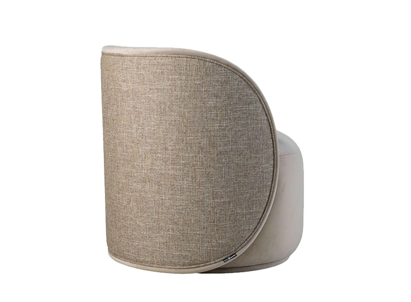 Le fauteuil PEARL allie confort et polyvalence à une esthétique moderne. Sa forme arrondie et accueillante est complétée par une base pivotante, offrant à la fois fonctionnalité et flexibilité. Recouvert d'un tissu au choix dans la collection
