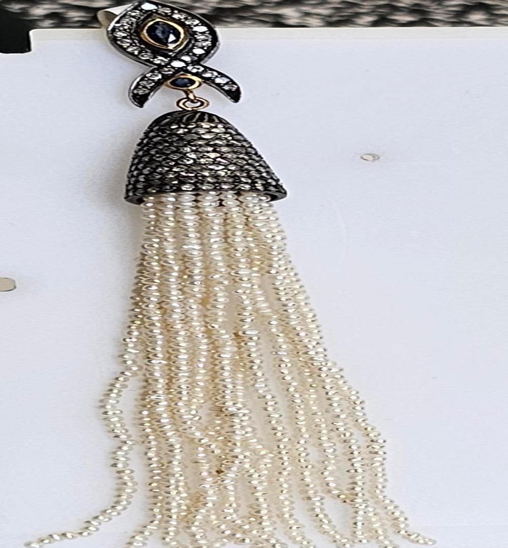Quastenanhänger aus 18 Karat Gold und Silber mit Perlen, akzentuiert mit Saphiren und Diamanten im Zustand „Neu“ im Angebot in New York, NY