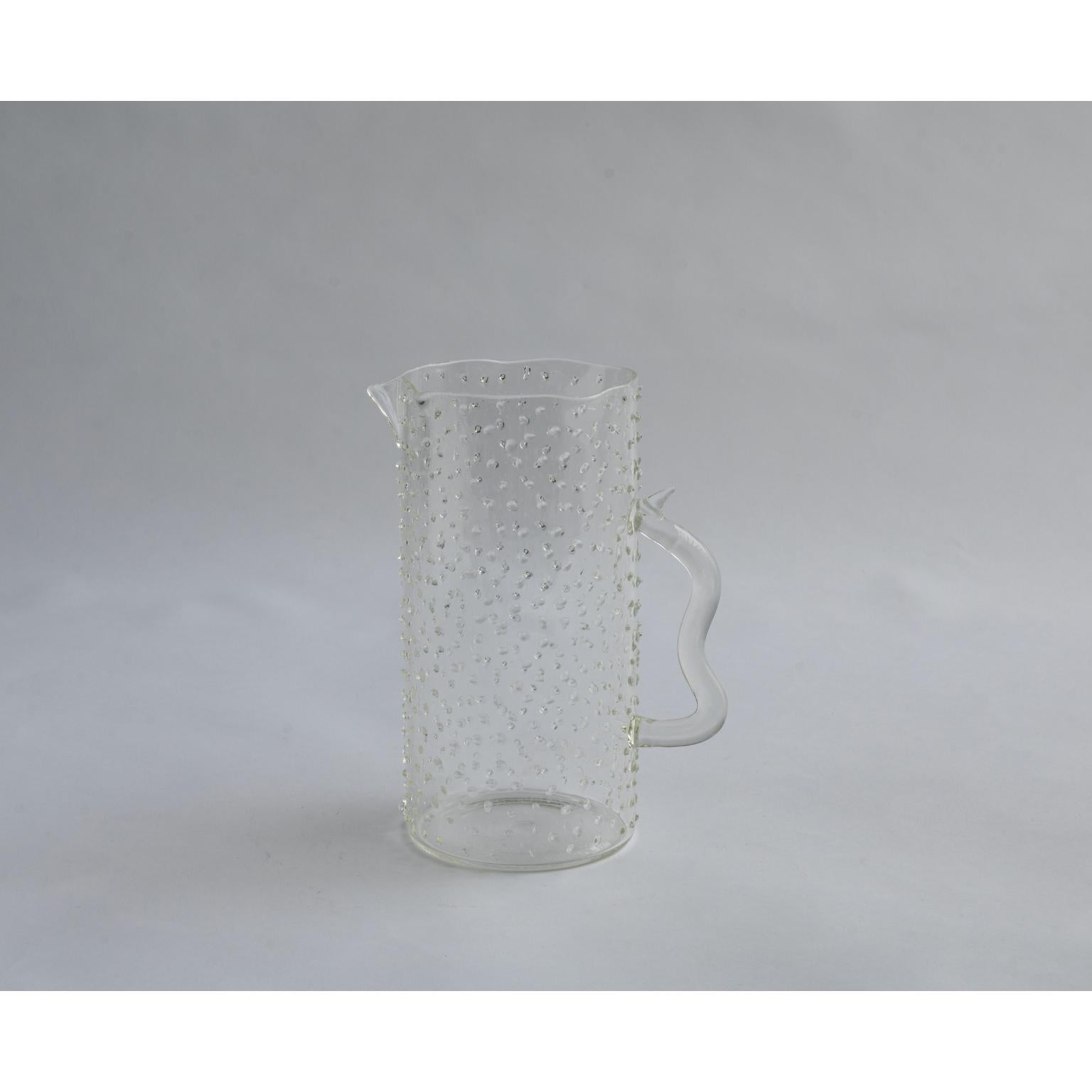 Transparente Perlenkanne von Studionudo
Abmessungen: Ø 15 x H 22,5 cm.
MATERIALIEN: Glas.

Es sind verschiedene Ausführungen und Farben erhältlich. Preise können abweichen. Bitte kontaktieren Sie uns.

Studionudo wurde geboren, um rohe MATERIALIEN
