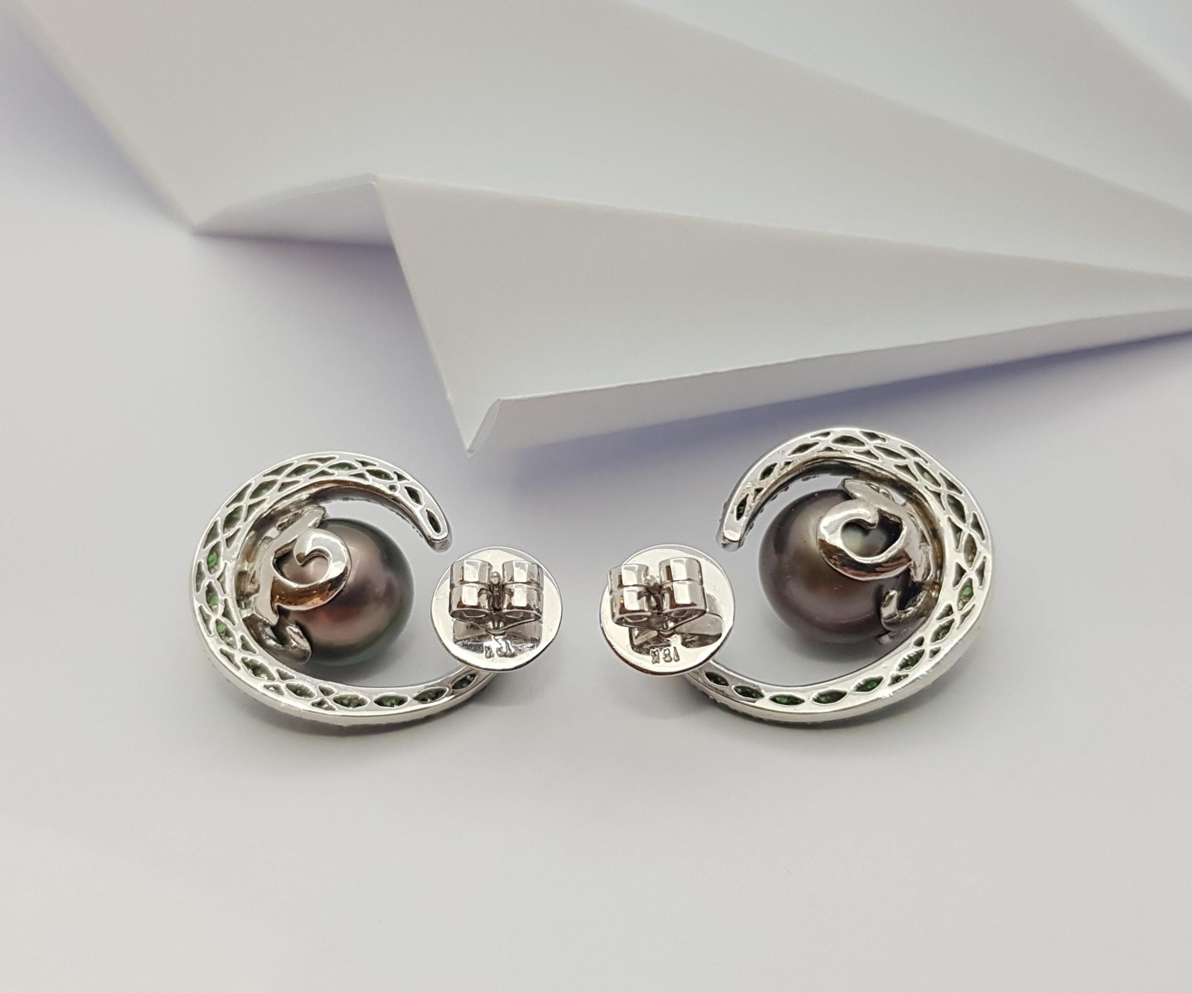 Orecchini con perle, tsavorite e diamanti incastonati in oro bianco 18 carati In condizioni Nuovo in vendita a Bangkok, TH