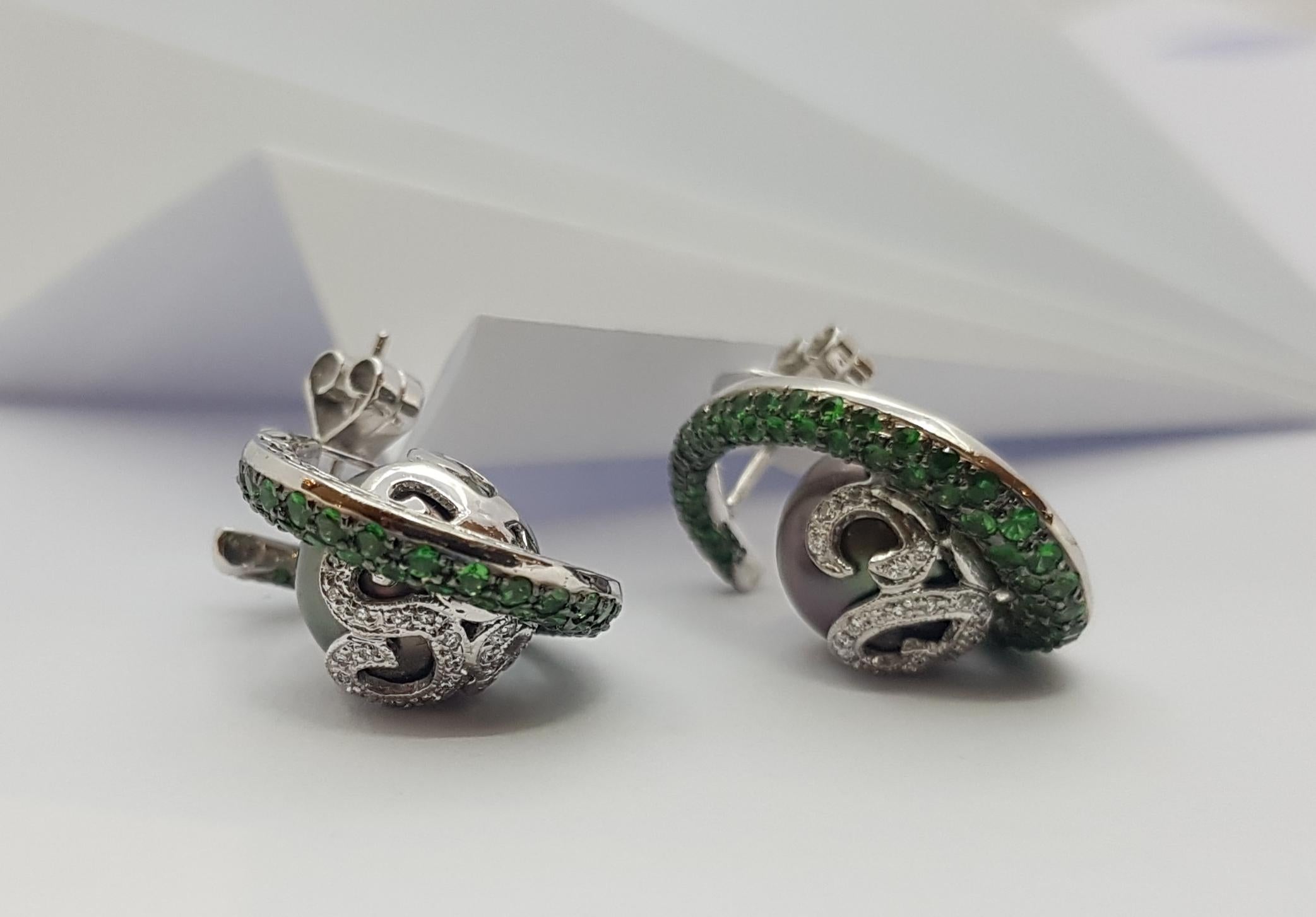 Donna Orecchini con perle, tsavorite e diamanti incastonati in oro bianco 18 carati in vendita