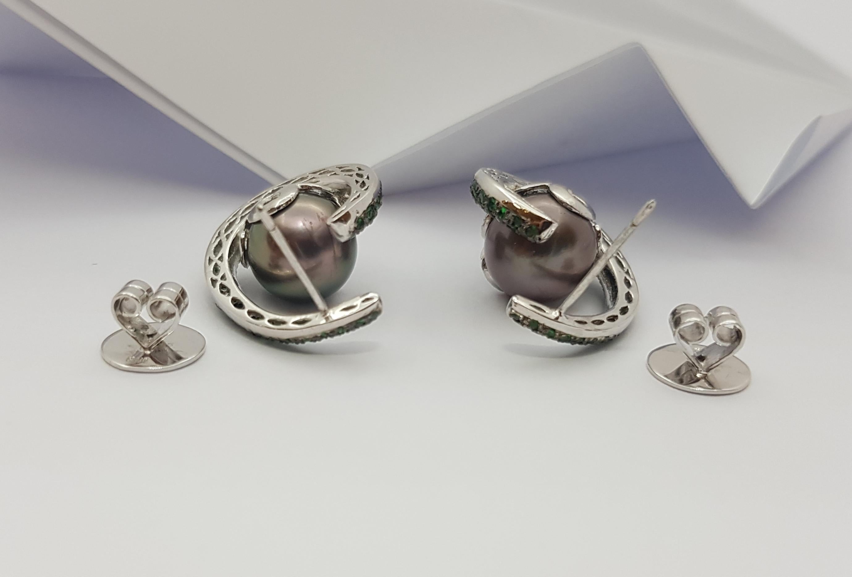 Orecchini con perle, tsavorite e diamanti incastonati in oro bianco 18 carati in vendita 1