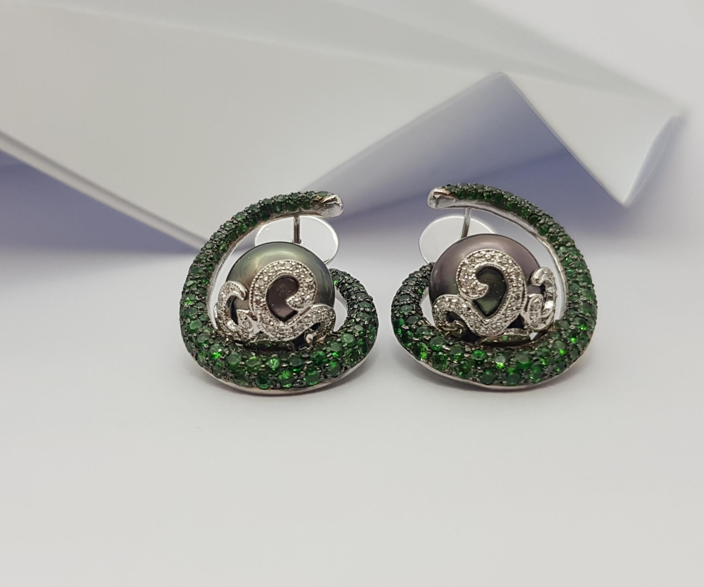 Orecchini con perle, tsavorite e diamanti incastonati in oro bianco 18 carati in vendita 2