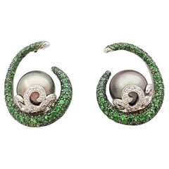 Boucles d'oreilles en or blanc 18 carats avec perles, tsavorites et diamants