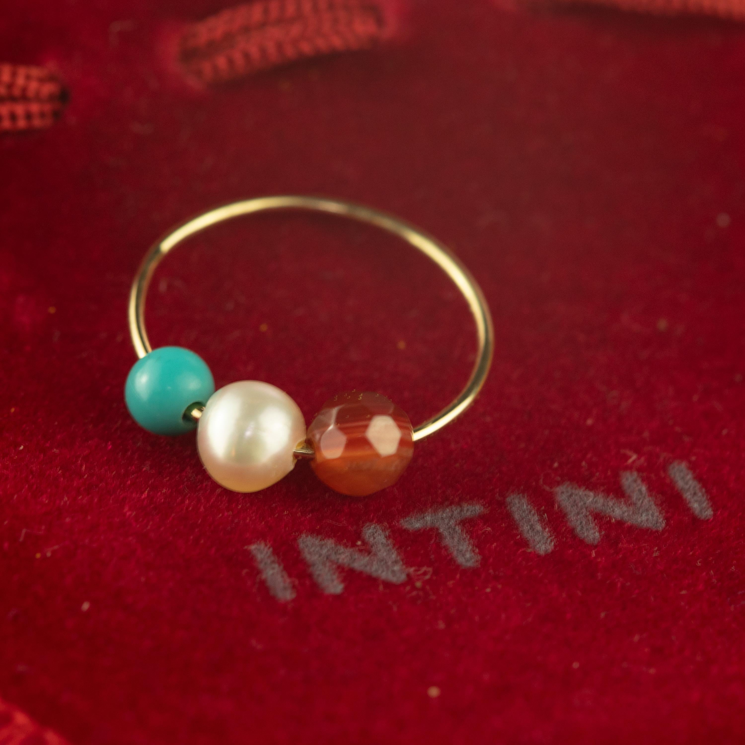 Signaturring INTINI Jewels Asteroid Planet. Zeitgenössisches Ringdesign aus 18 Karat Gelbgold mit einer kostbaren Perle, Granat und Türkisperlen. Leidenschaft und Intensität in einem Juwel vereint. Freuen Sie sich auf ein starkes, minimalistisches