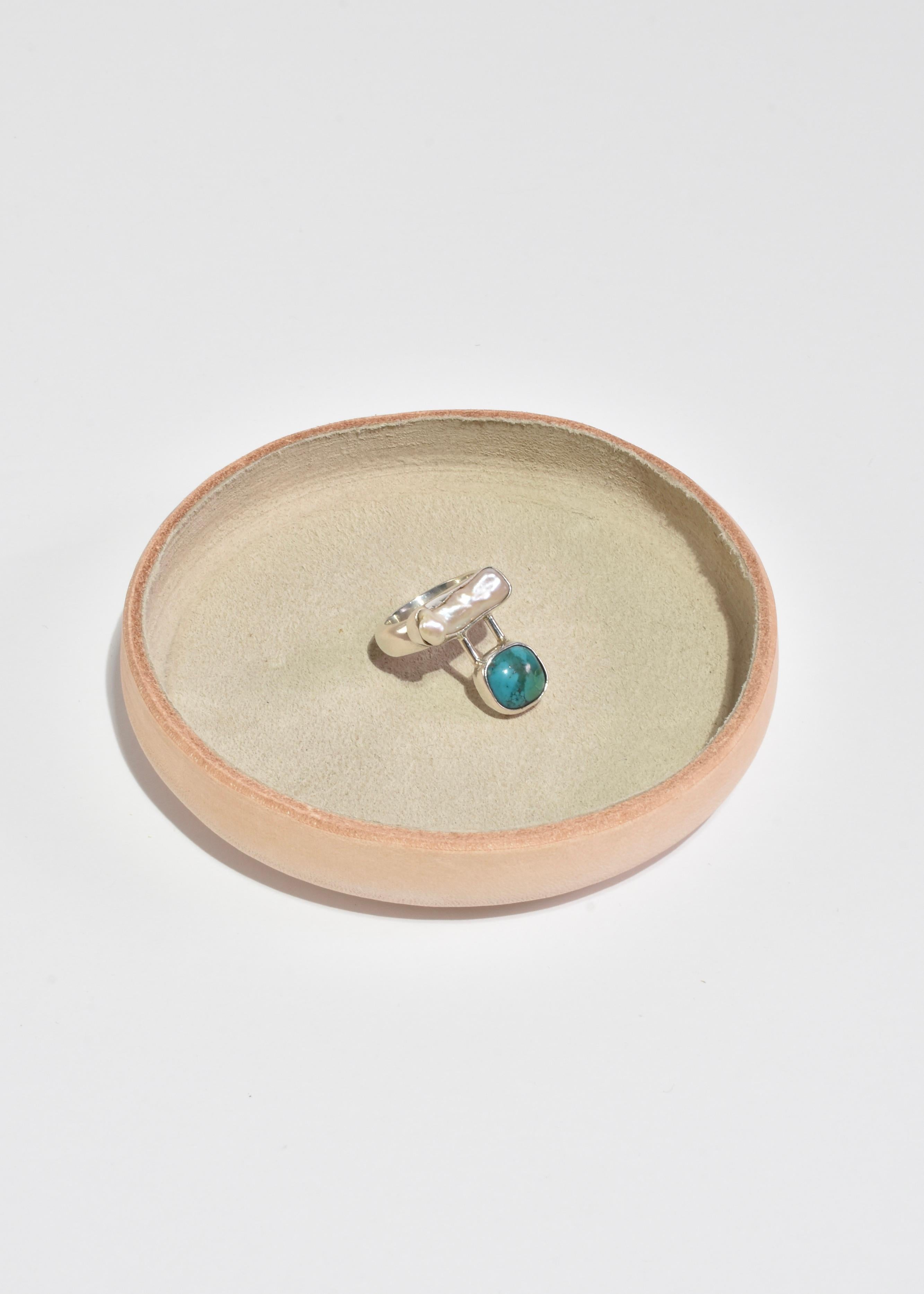Rare bague vintage faite à la main avec une perle d'eau douce et une pierre turquoise. Estampillé 925.

Matière : Argent sterling, perle, turquoise.