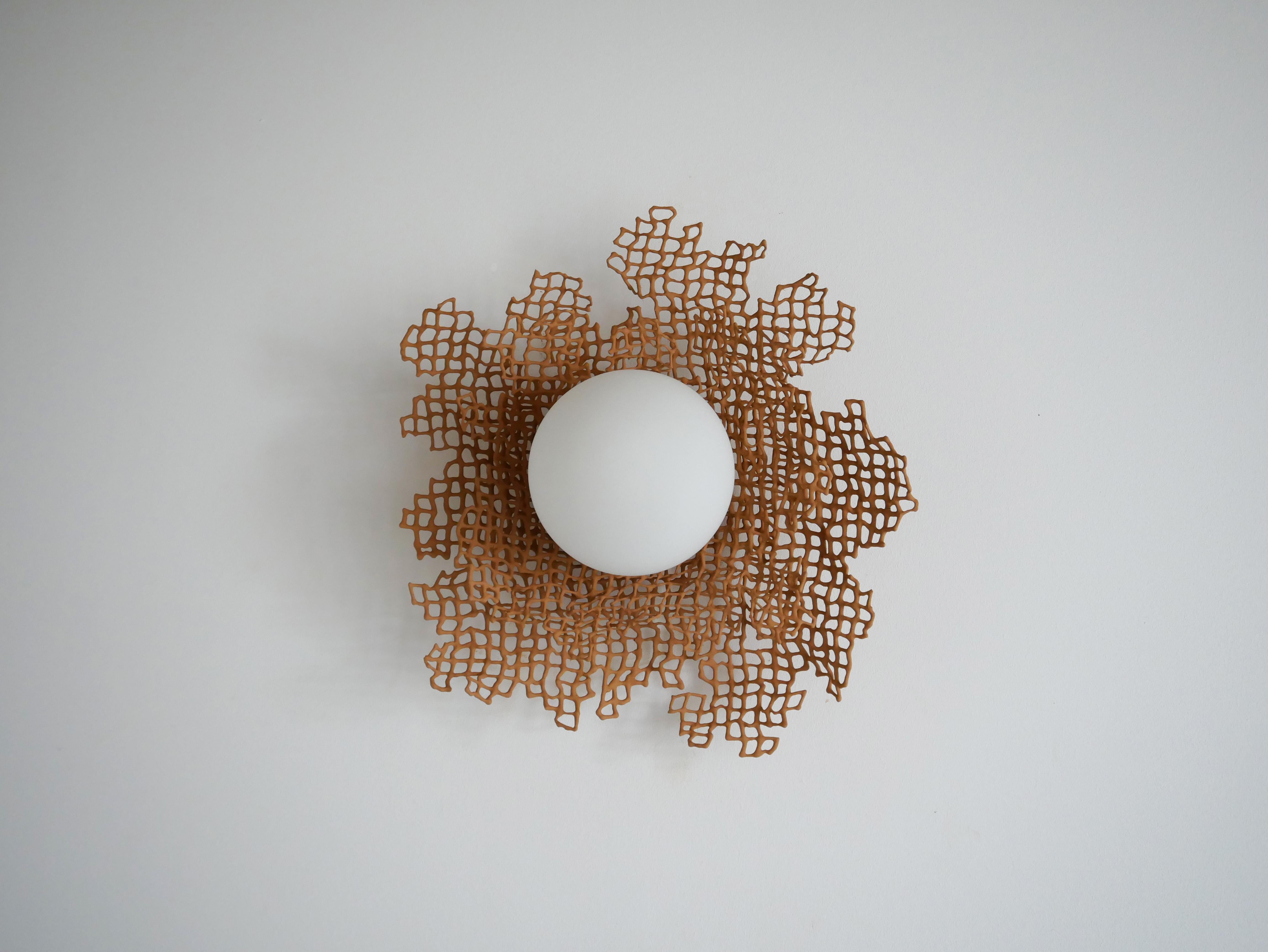 Lámpara de pared Pearl de Dzovag Kotchian
Dimensiones: An 42 x Pr 21 x Al 42 cm
Materiales: Arcilla cruda estabilizada, Metal.

El trabajo de Dzovag Kotchian se desarrolla a través de la reflexión teórica y la investigación artística. La