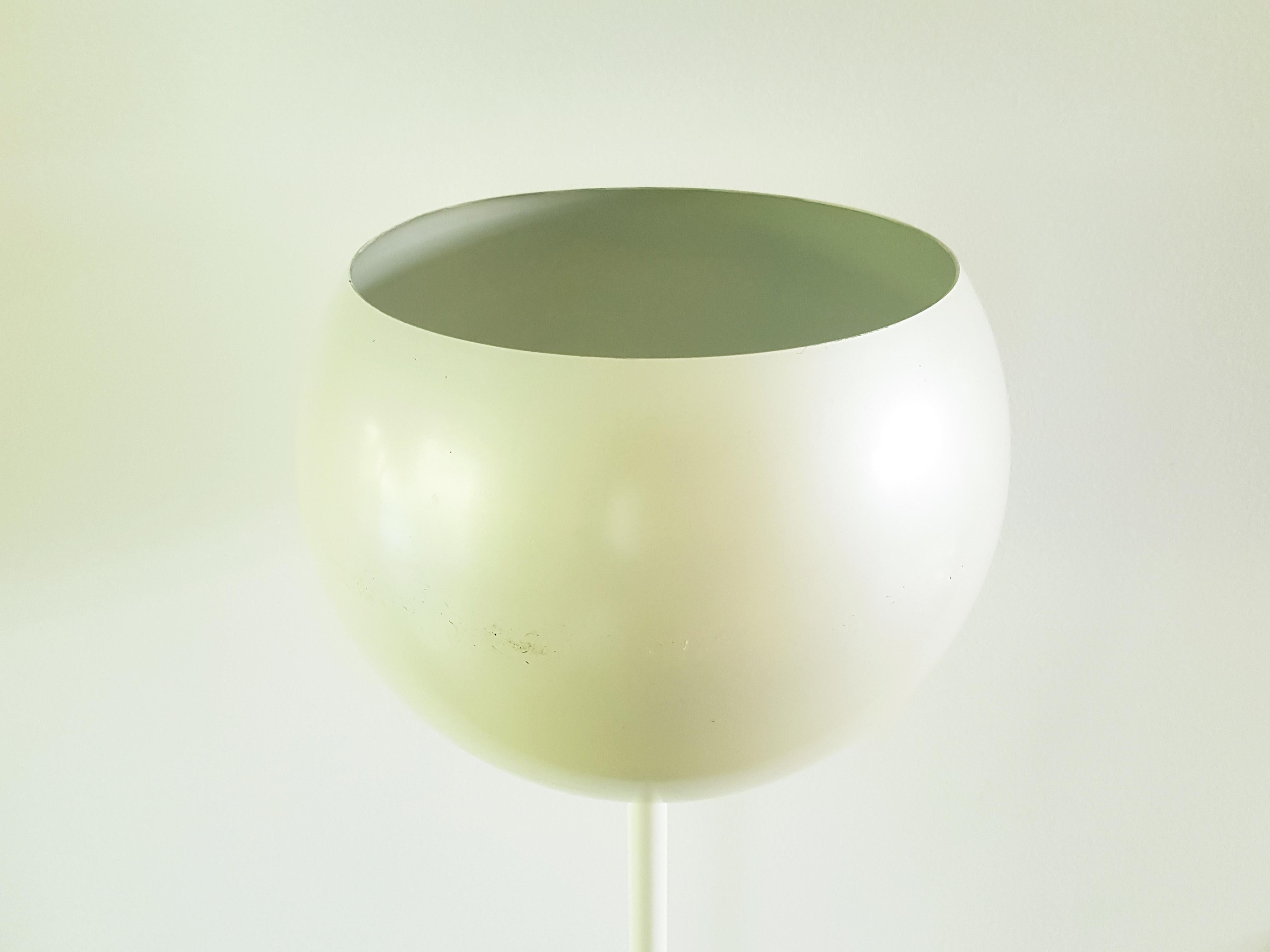 Pearl white & black metal 1960s floor lamp luminator by Stilnovo In Good Condition For Sale In Varese, Lombardia