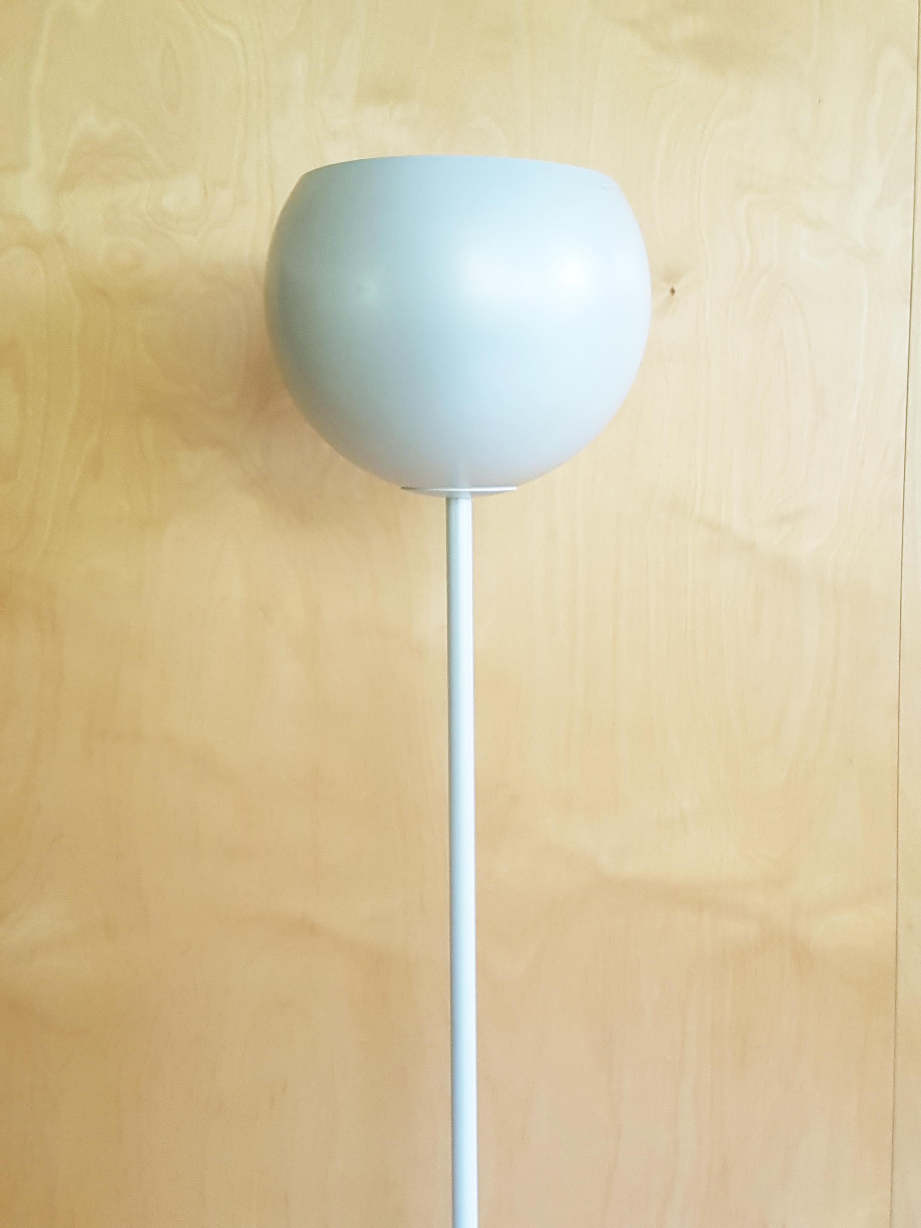 Pearl white & black metal 1960s floor lamp luminator by Stilnovo For Sale 1