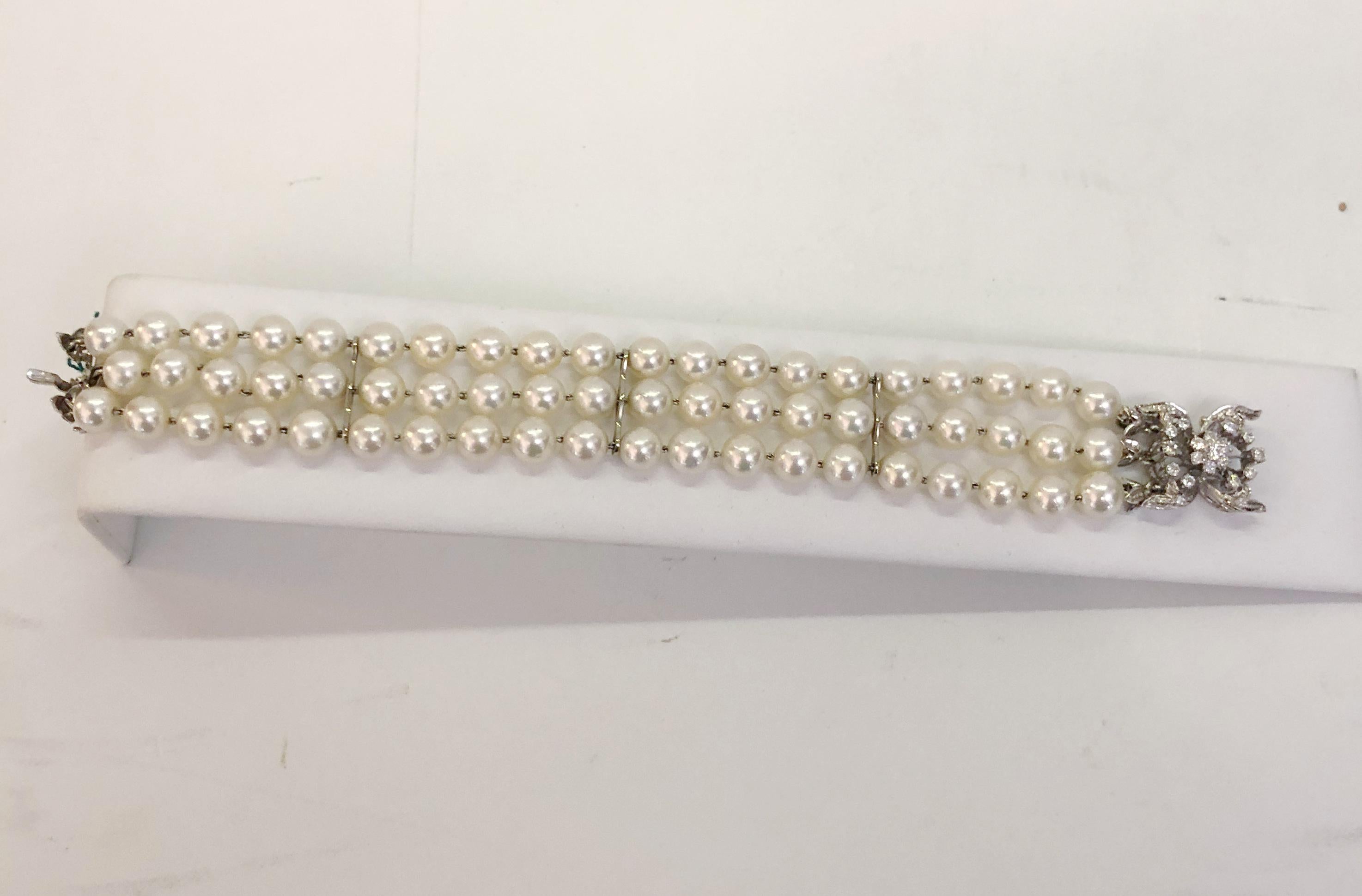 Vintage-Armband mit drei Strängen aus japanischen Perlen, gebunden mit 18 Karat Weißgold, mit einem Verschluss ebenfalls aus Weißgold und 0,4 Karat Diamanten / Made in Italy 1950er Jahre
Länge 18cm