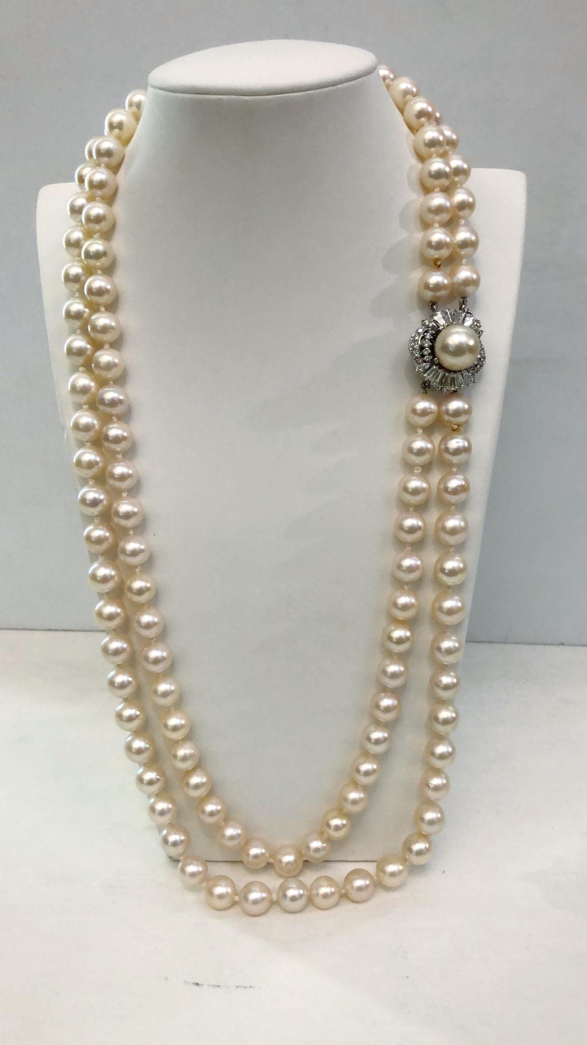 Vintage Italian necklace with two strands of cultured pearls from 9 to 13 mm, with tapered and baguette-cut diamonds for a total of 2.5 carats / Made in Italy 1960s
Matching earrings also available in the size of the necklace clasp