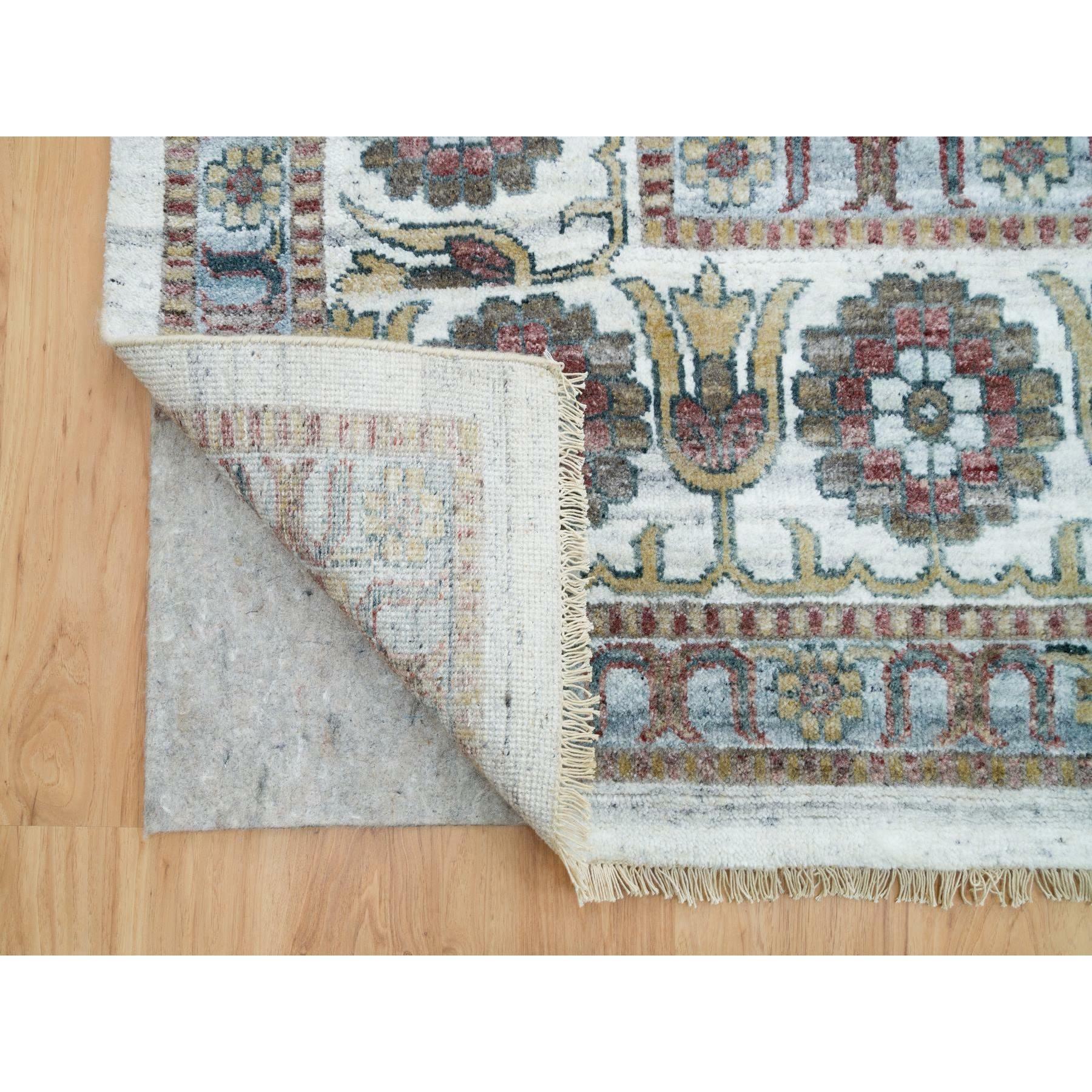Noué à la main Tapis à bordure de roses uniques en laine nouée à la main blanc perlé 13'8