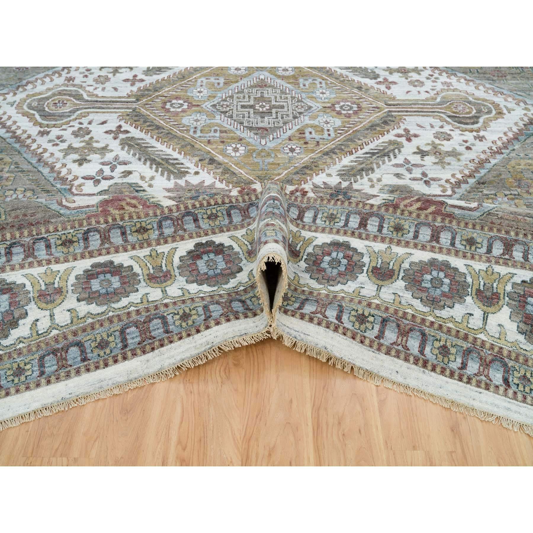Tapis à bordure de roses uniques en laine nouée à la main blanc perlé 13'8