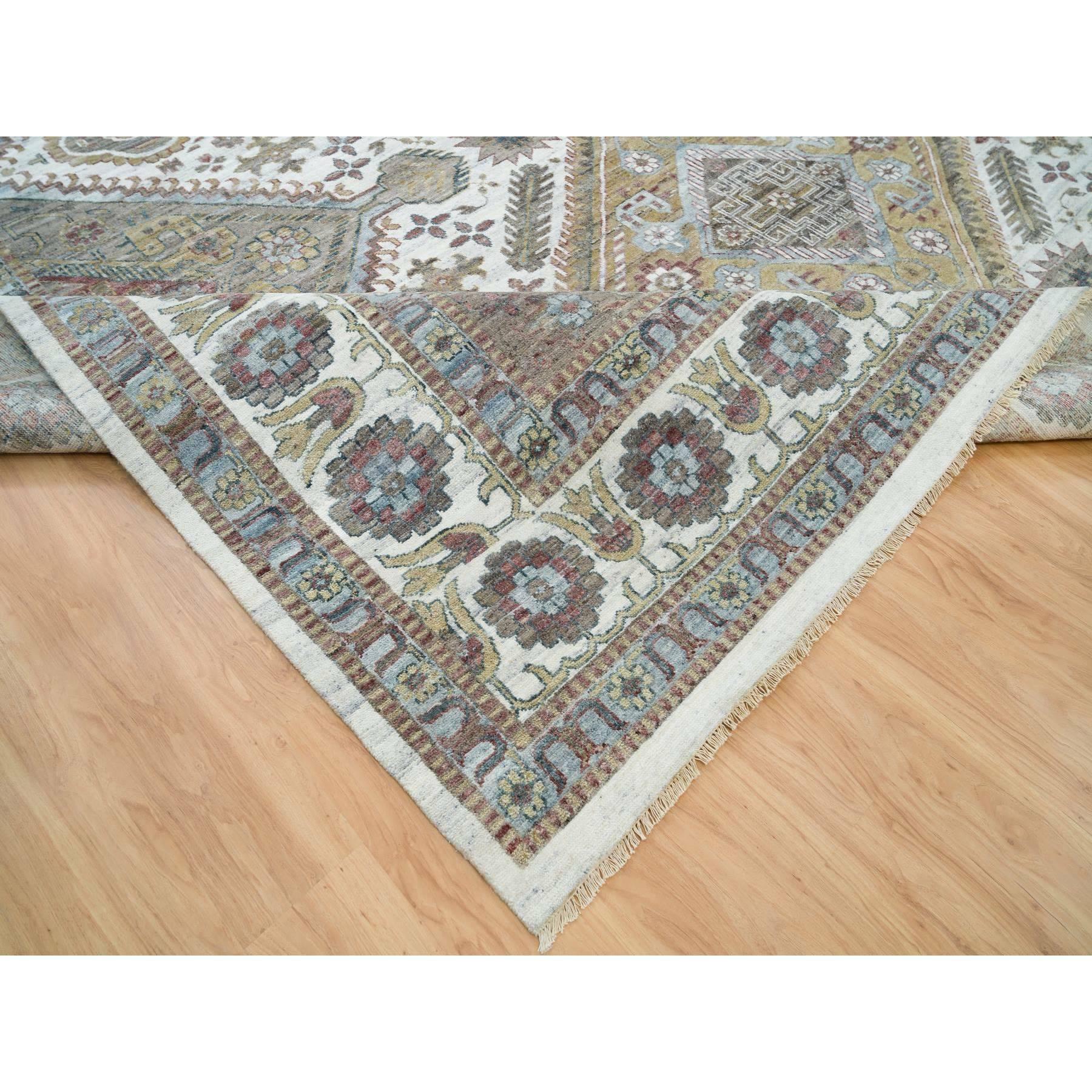XXIe siècle et contemporain Tapis à bordure de roses uniques en laine nouée à la main blanc perlé 13'8
