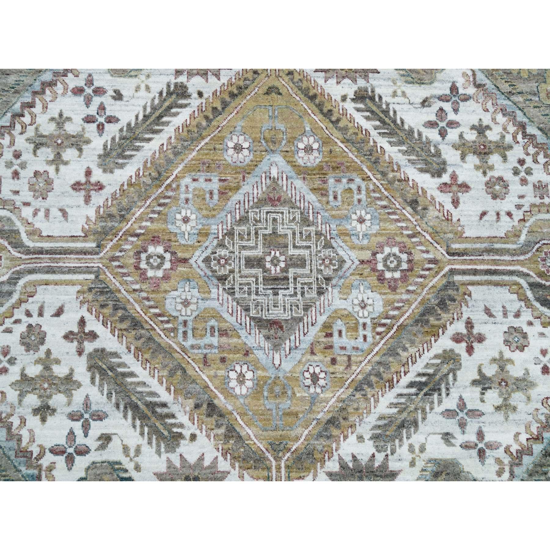 Tapis à bordure de roses uniques en laine nouée à la main blanc perlé 13'8